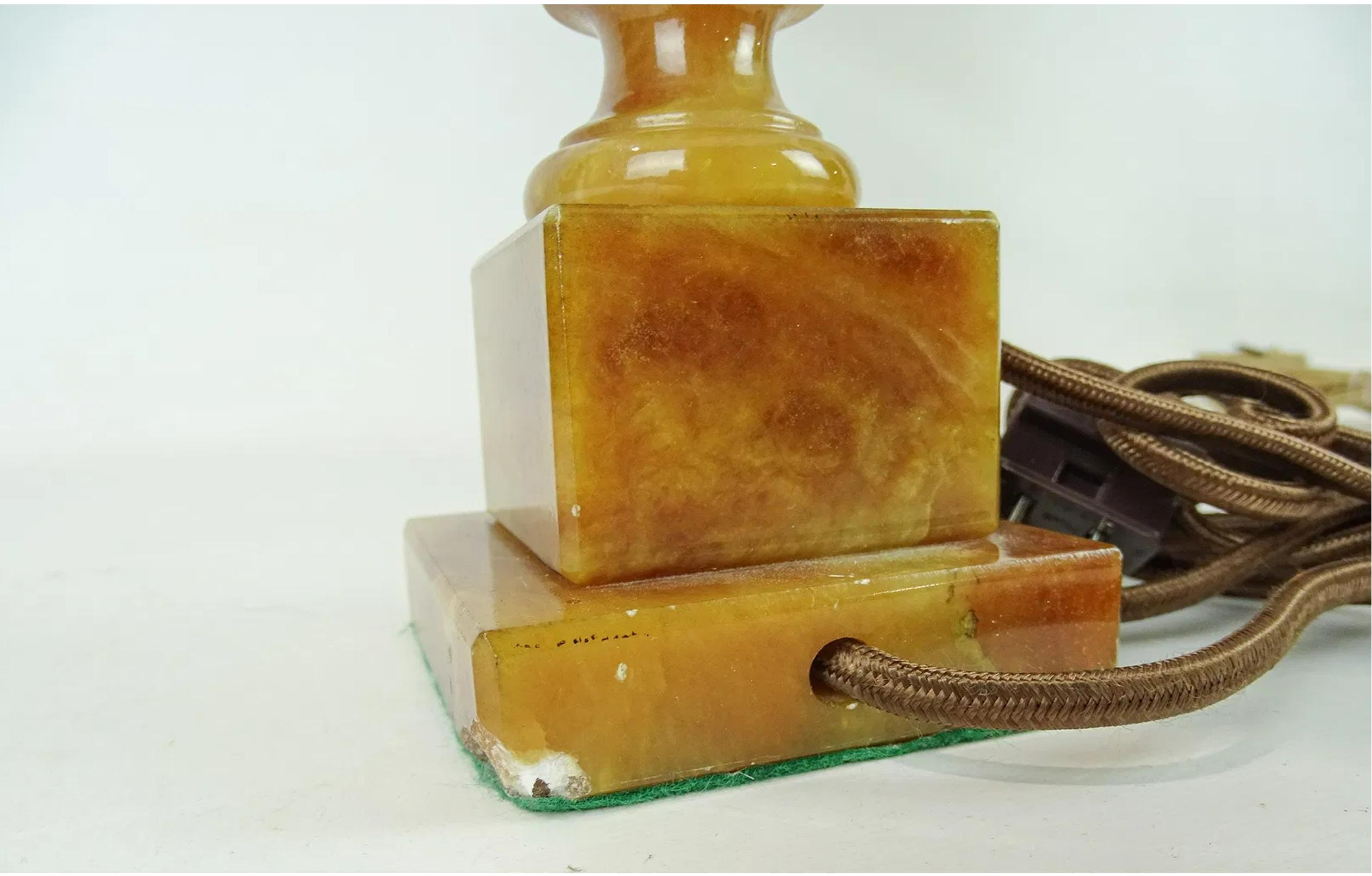 Lámpara de sobremesa de ónice color ámbar tallada de mediados de siglo en venta 4