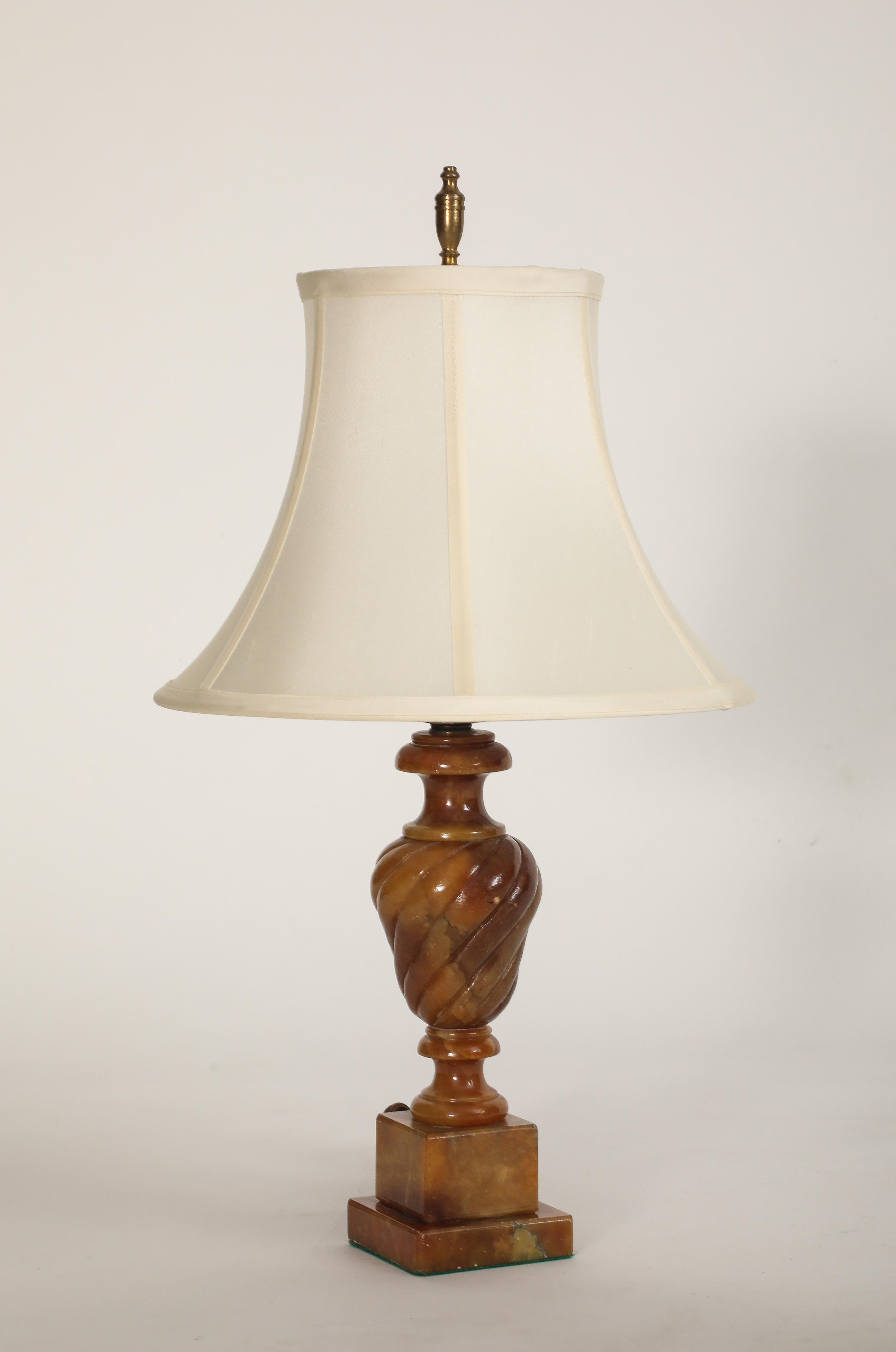 Lámpara de sobremesa de ónice marrón ámbar tallado de mediados de siglo, con pantalla original de cordón y campana. Con el motivo neoclásico de un diseño de balaustre retorcido típico de las piezas del periodo posterior a la Segunda Guerra Mundial