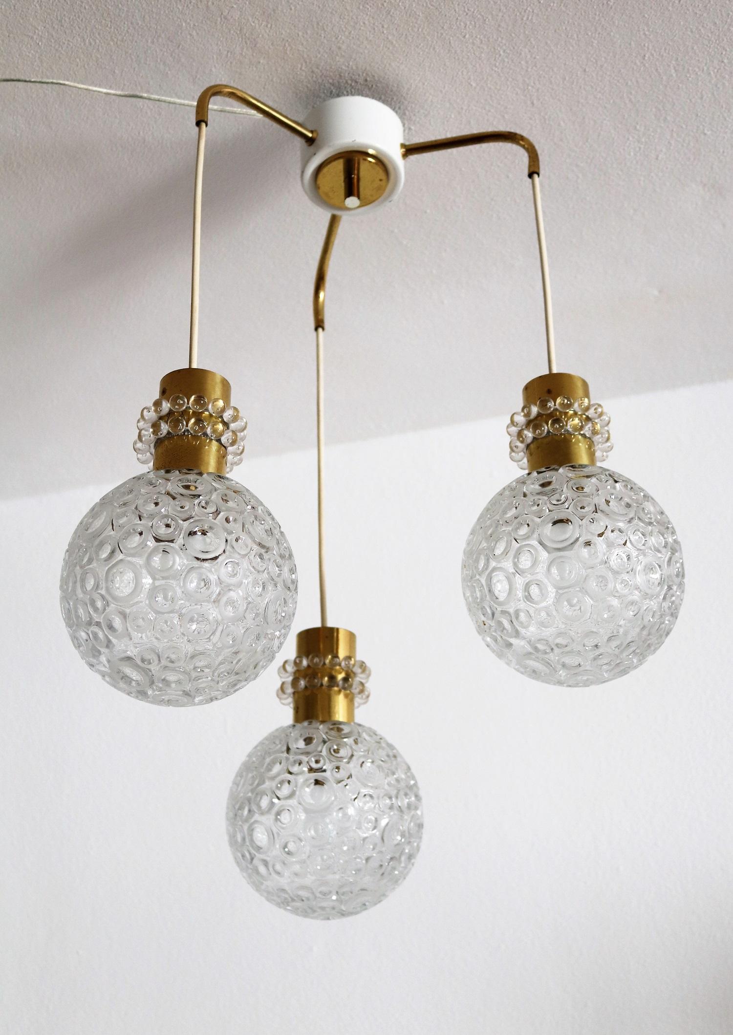 Magnifique plafonnier ludique en cascade avec trois lampes suspendues en verre de différentes longueurs.
Les verres épais et transparents comportent des cercles de différentes tailles qui créent un bel effet, qu'ils soient éclairés ou non.
Les trois