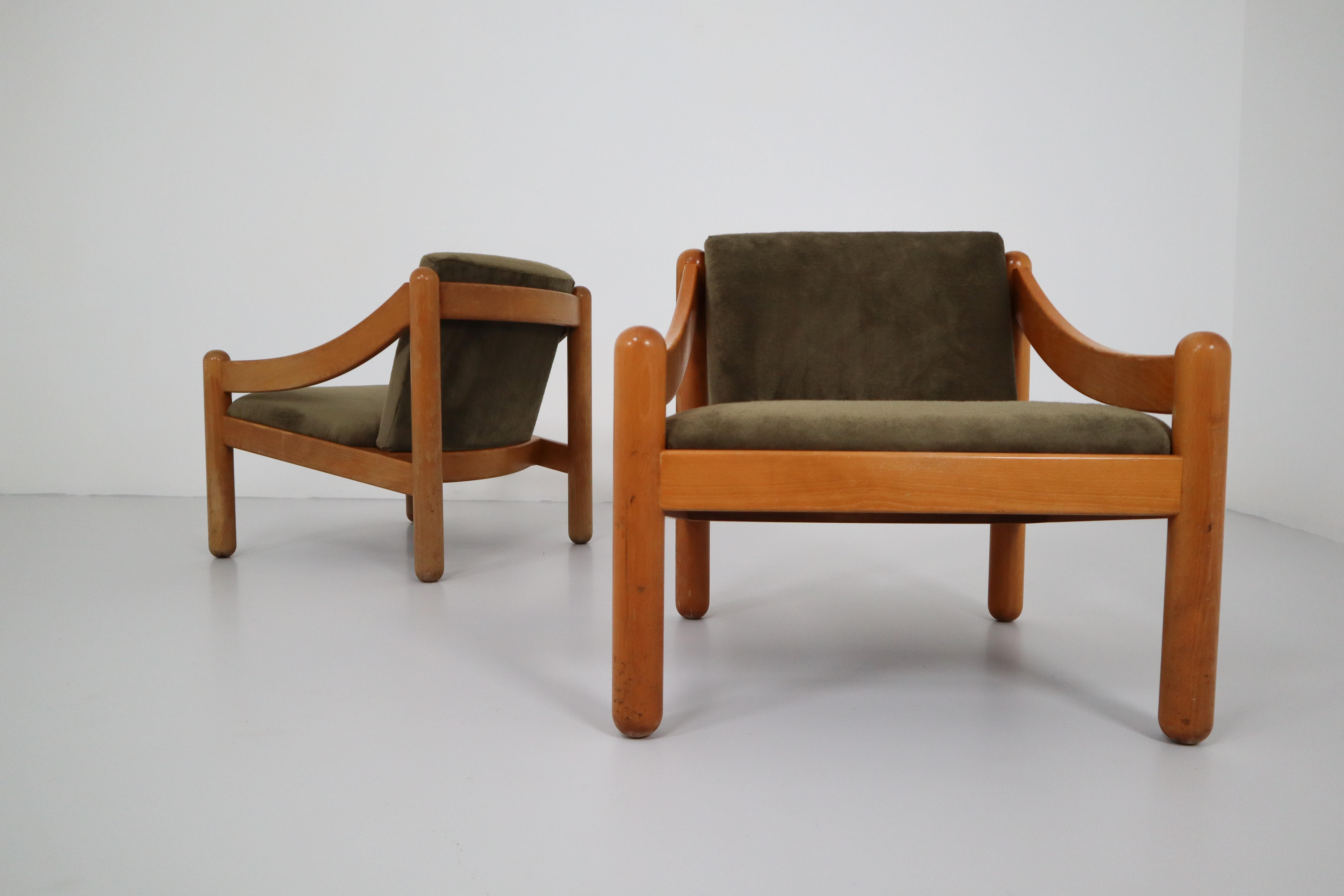 Set of 2 midcentury lounge chairs, produced by Cassina and designed by Vico Magistretti. Made of beechwood and green re-upholstery fabric. Some small patina on wood parts, wood in good shape.


   
