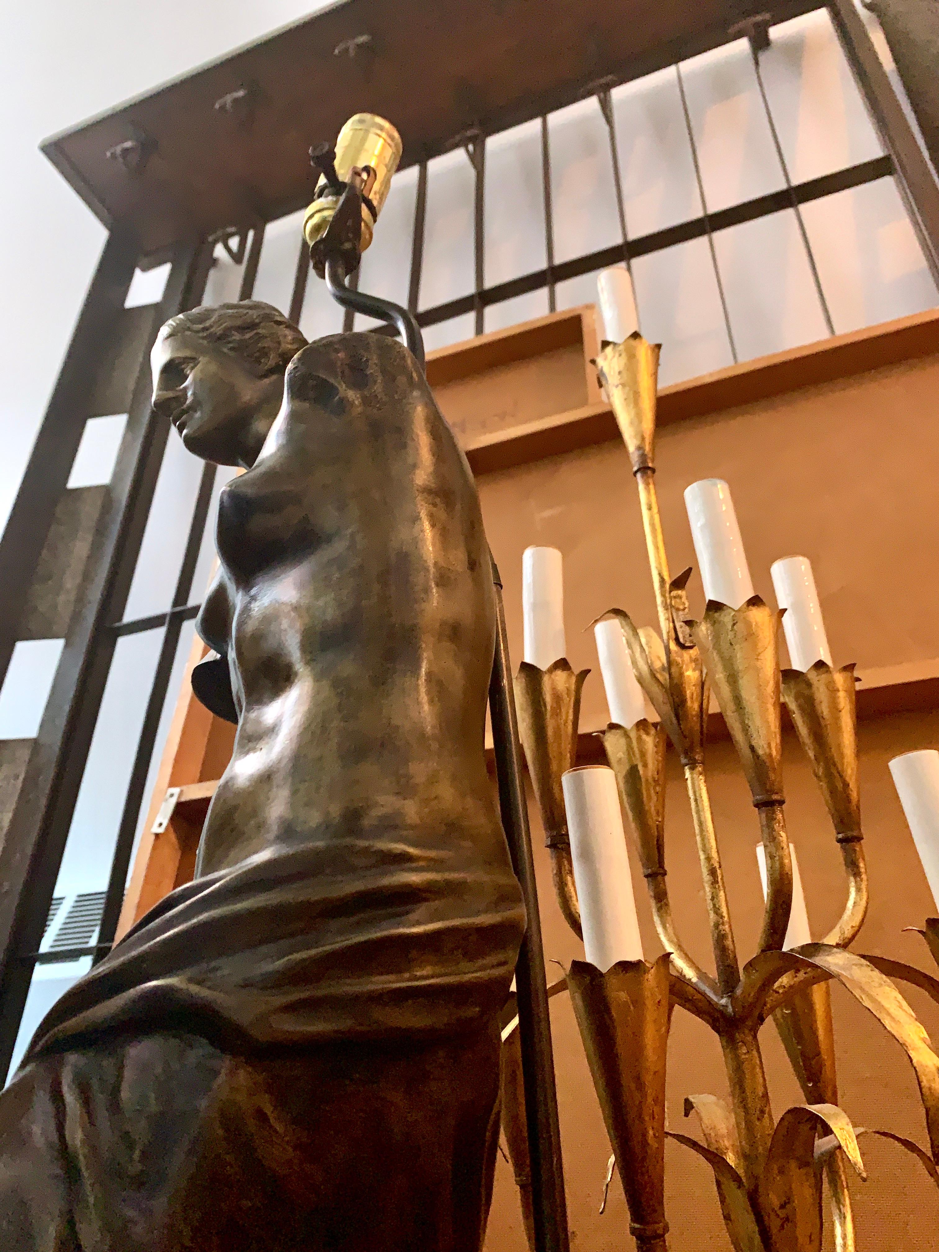 Tischlampe Venus de Milo aus Bronzeguss aus der Mitte des Jahrhunderts, neoklassizistische, monumentale Leuchte im Zustand „Gut“ im Angebot in Brooklyn, NY