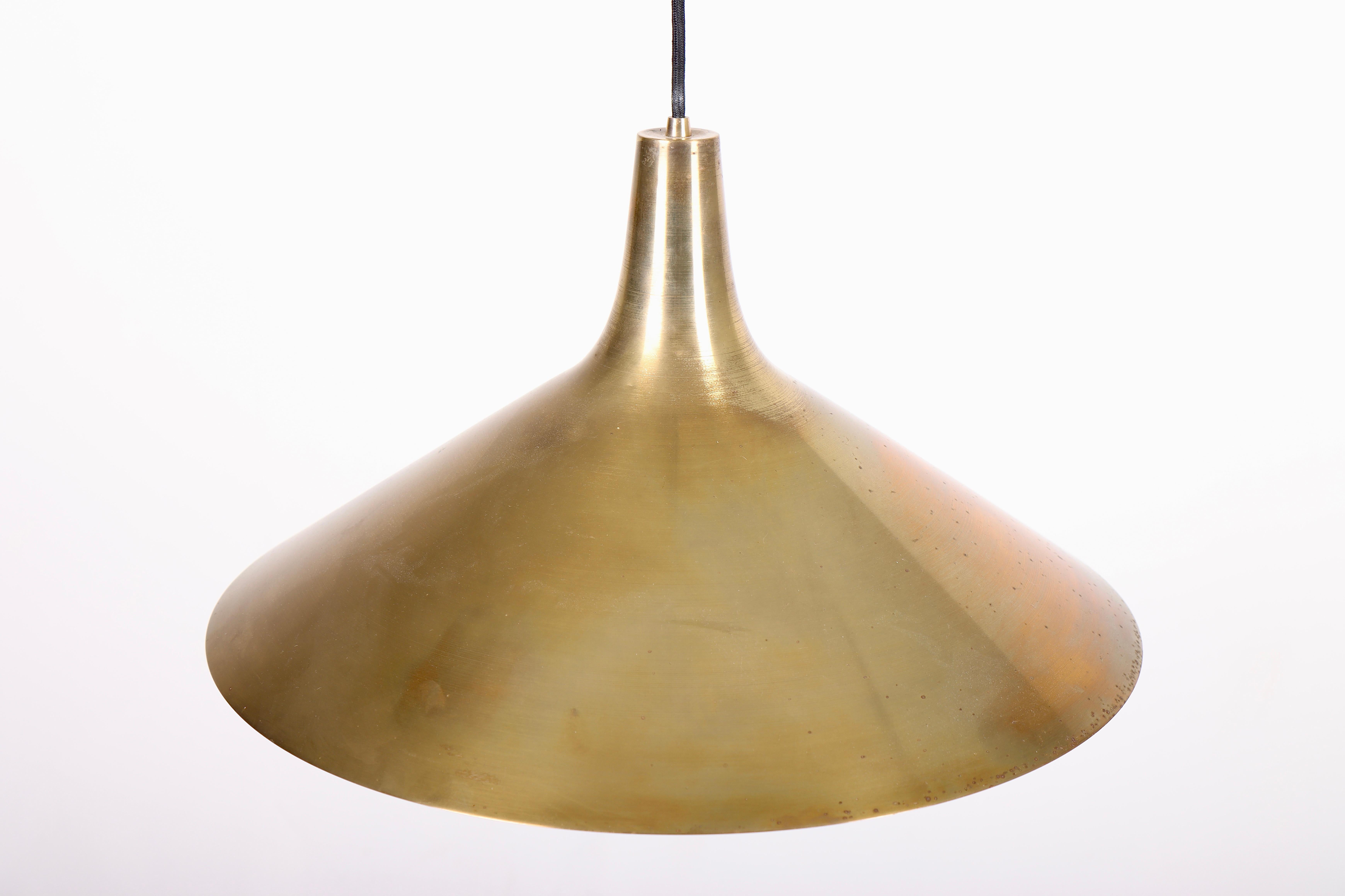 Great looking ceiling lamp with ajustable hight designed by T.H. Valentiner. Great original condition.