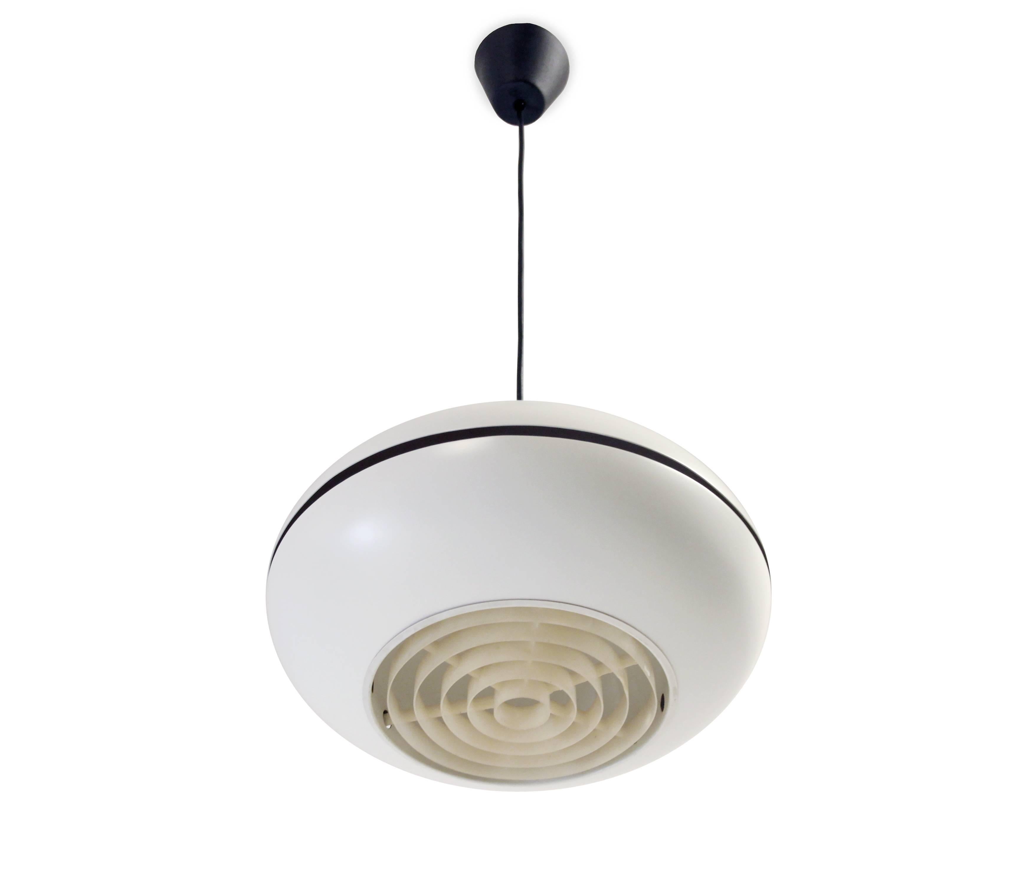 Maravillosa y decorativa lámpara de techo de aluminio lacado. Diseñado por Birger Dahl y fabricado en Noruega desde la primera mitad de la década de 1960. La lámpara funciona perfectamente y está en muy buen estado vintage. La lámpara está equipada