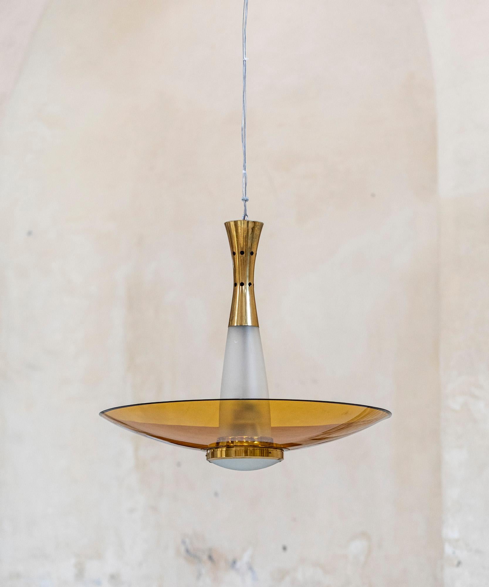 This suspension lamp design was prominently displayed in the article on Mobilier et Decoration in 1959, featuring and endorsing the lighting designs of Max ingrand.
From a small series of lamps, sconces and ceiling fixtures featuring
luminous