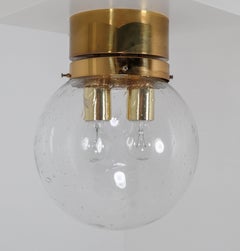 Deckenleuchte aus der Jahrhundertmitte mit Messingrahmen und großer mundgeblasener Glaskugel 1960er Jahre