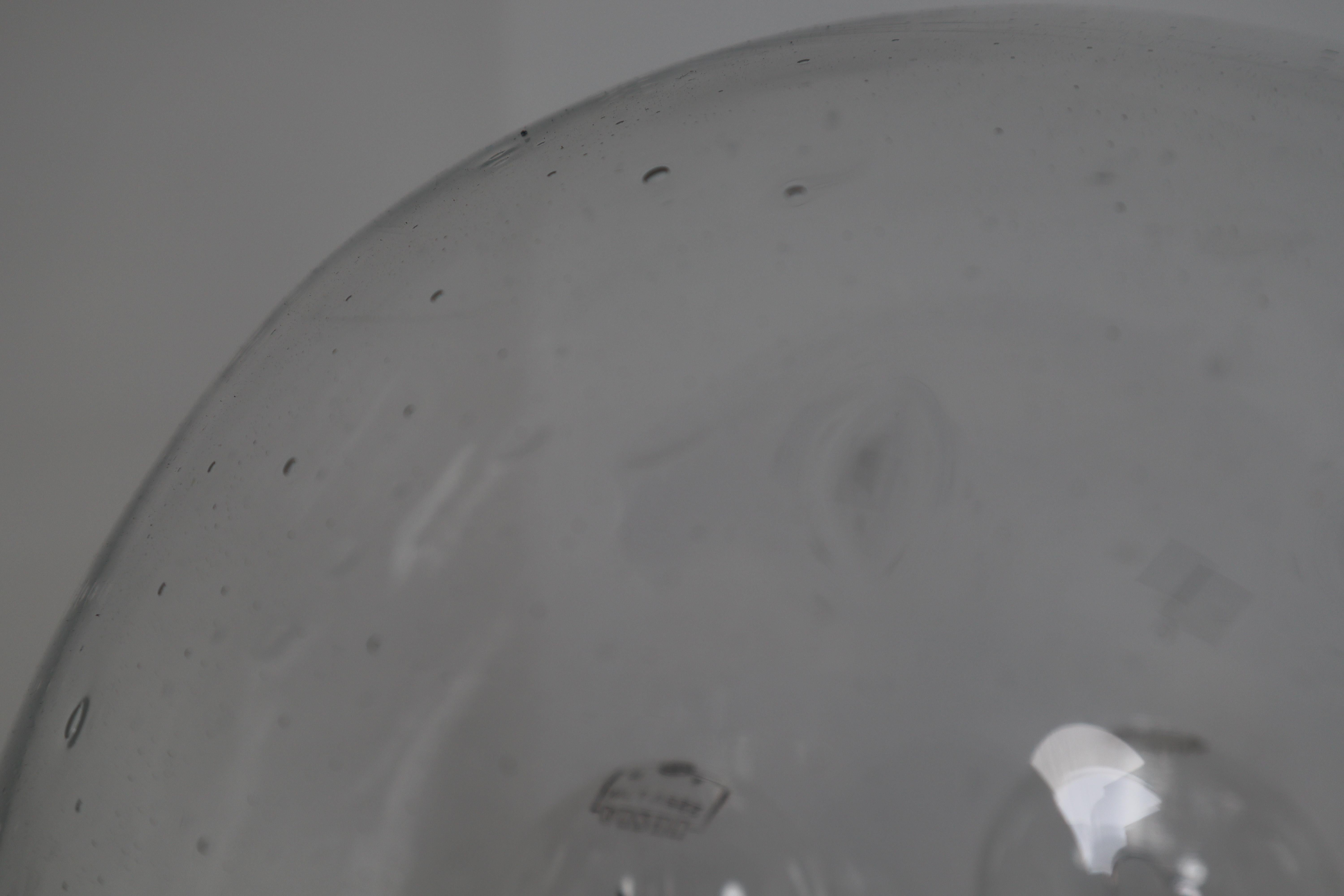 20ième siècle Plafonnier du milieu du siècle avec cadre en laiton et grand globe en verre soufflé à la main 1960s en vente