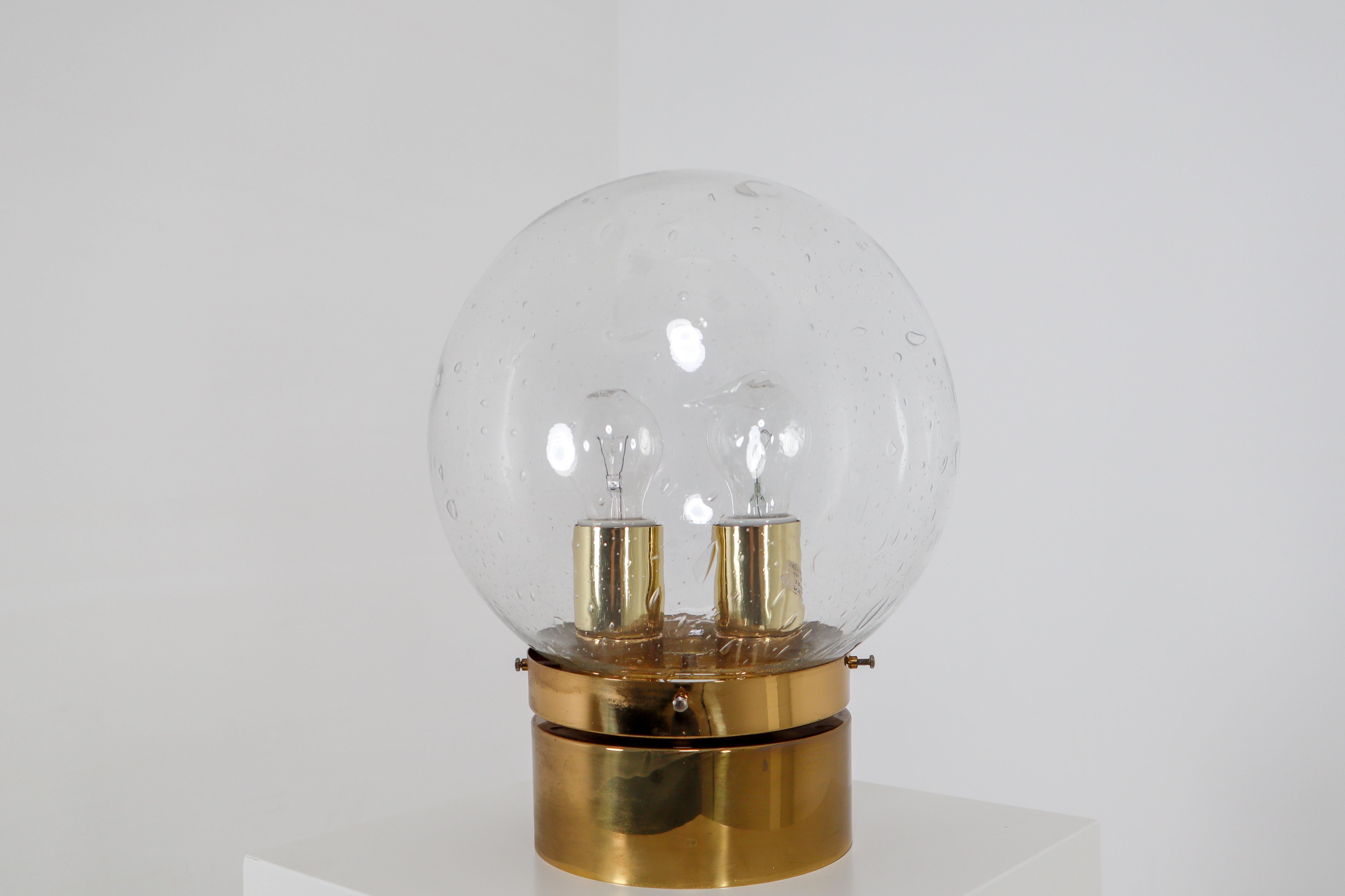 Plafonnier du milieu du siècle avec cadre en laiton et grand globe en verre soufflé à la main 1960s en vente 1