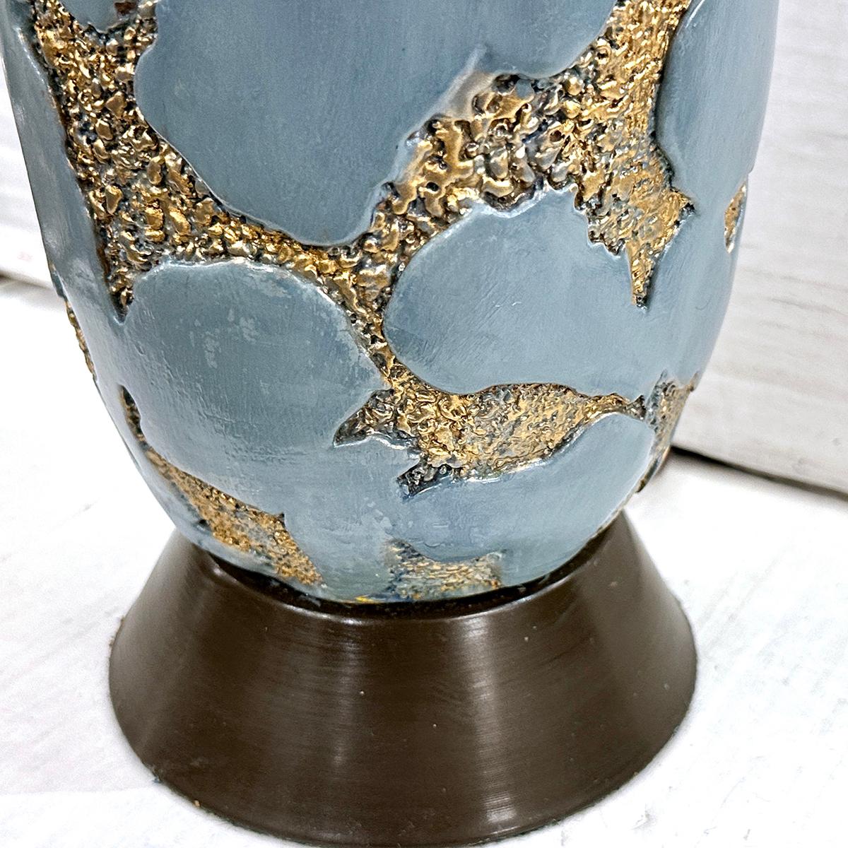 Lampe aus der Mitte des Jahrhunderts in Celadon und Gold im Zustand „Gut“ im Angebot in New York, NY