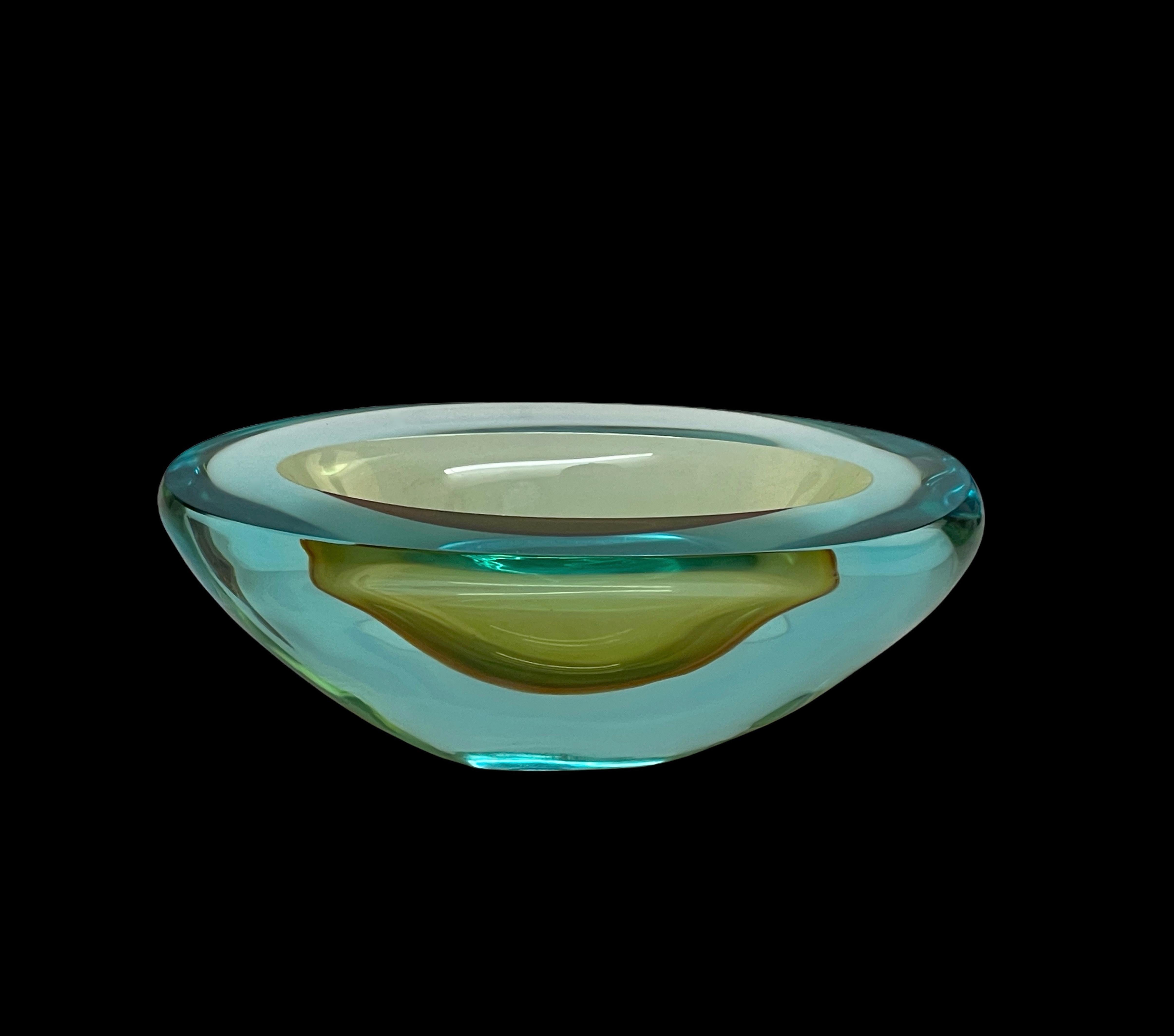 Glasschale „Sommerso“ aus Cenedese-Aquamarin und Bernstein aus der Mitte des Jahrhunderts, 1960er Jahre im Angebot 4
