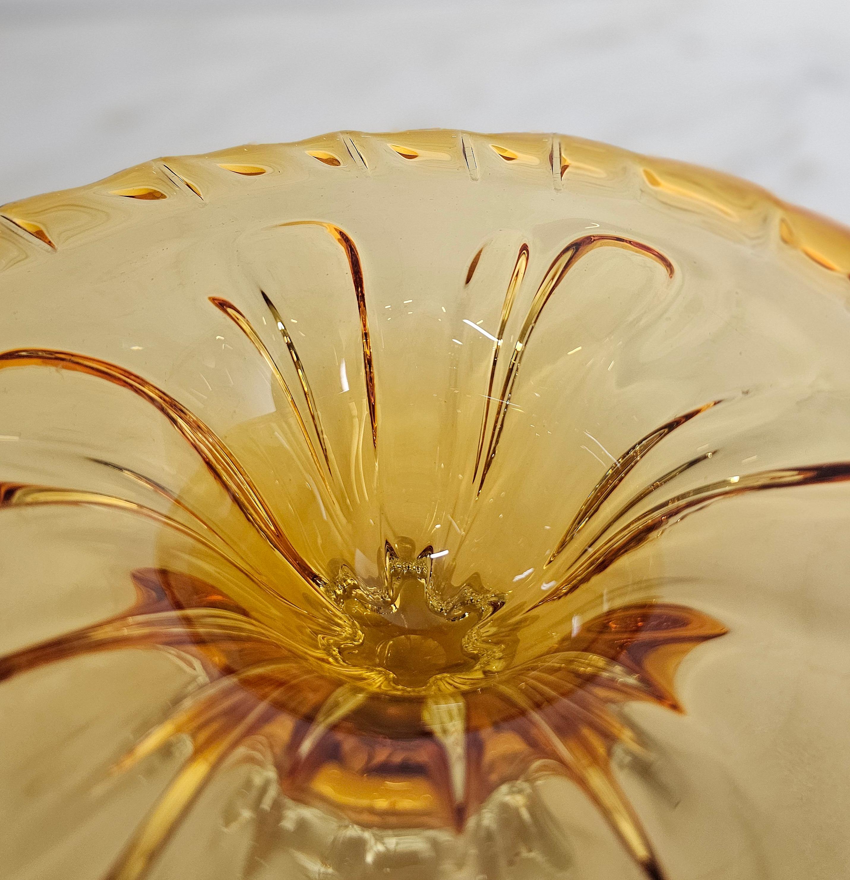 Centre de table du milieu du siècle dernier en verre de Murano caramel, design italien transparent des années 1970 en vente 4