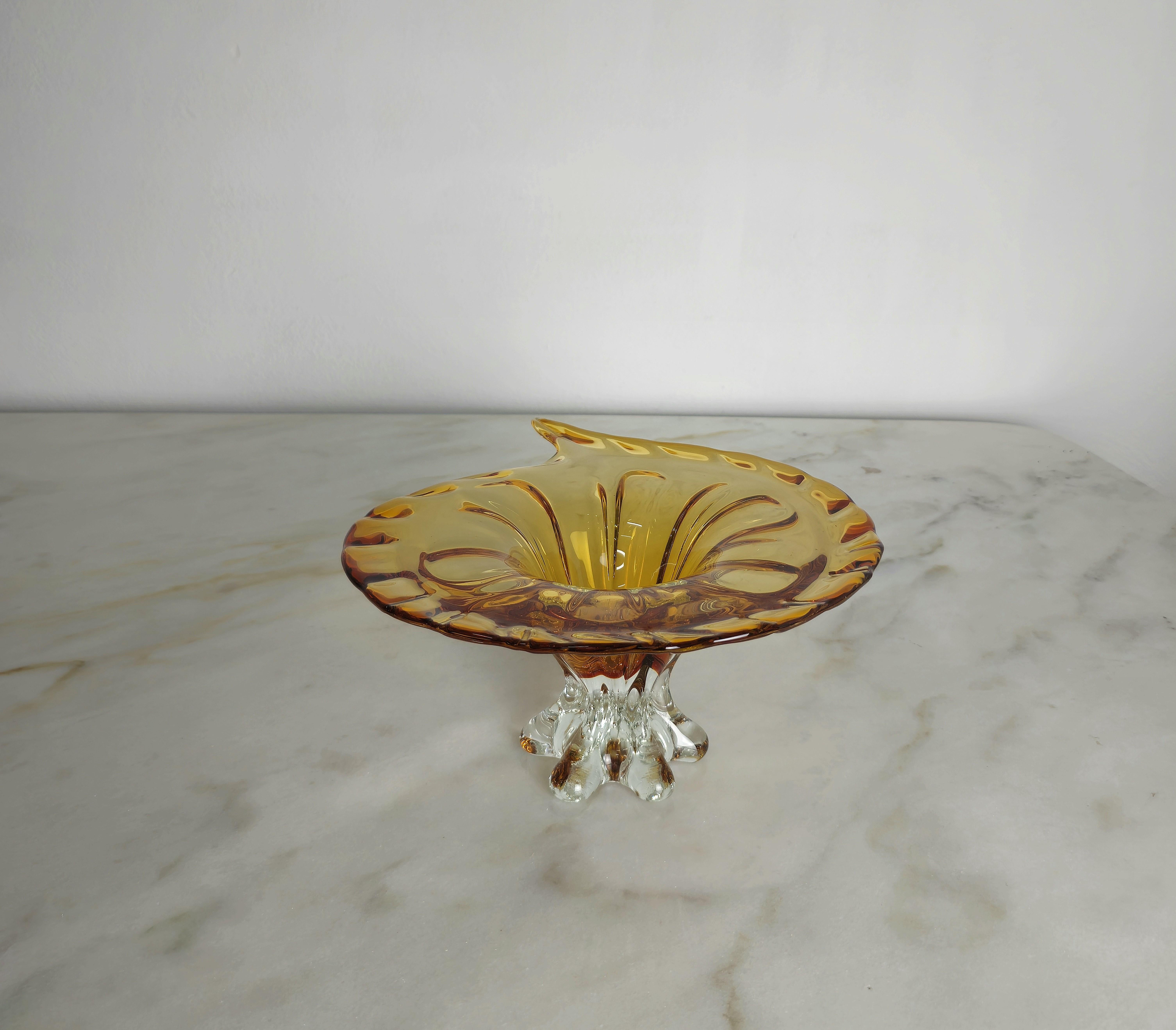 20ième siècle Centre de table du milieu du siècle dernier en verre de Murano caramel, design italien transparent des années 1970 en vente