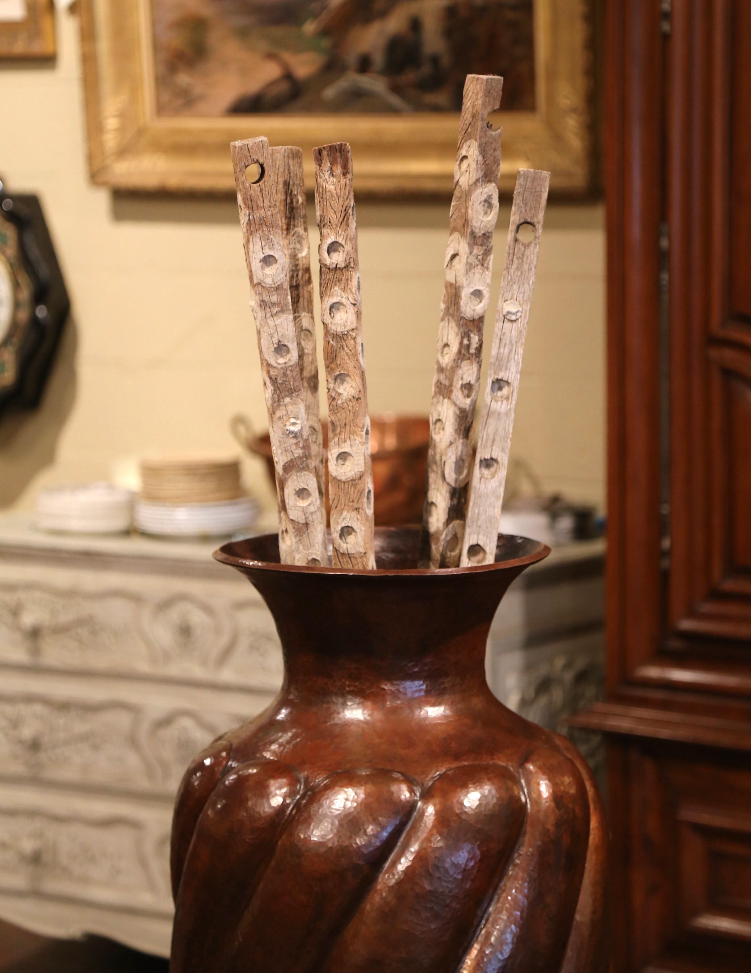 Midcentury Century Tall Mexican Hammered Copper Floor Vase In Excellent Condition In Dallas, TX