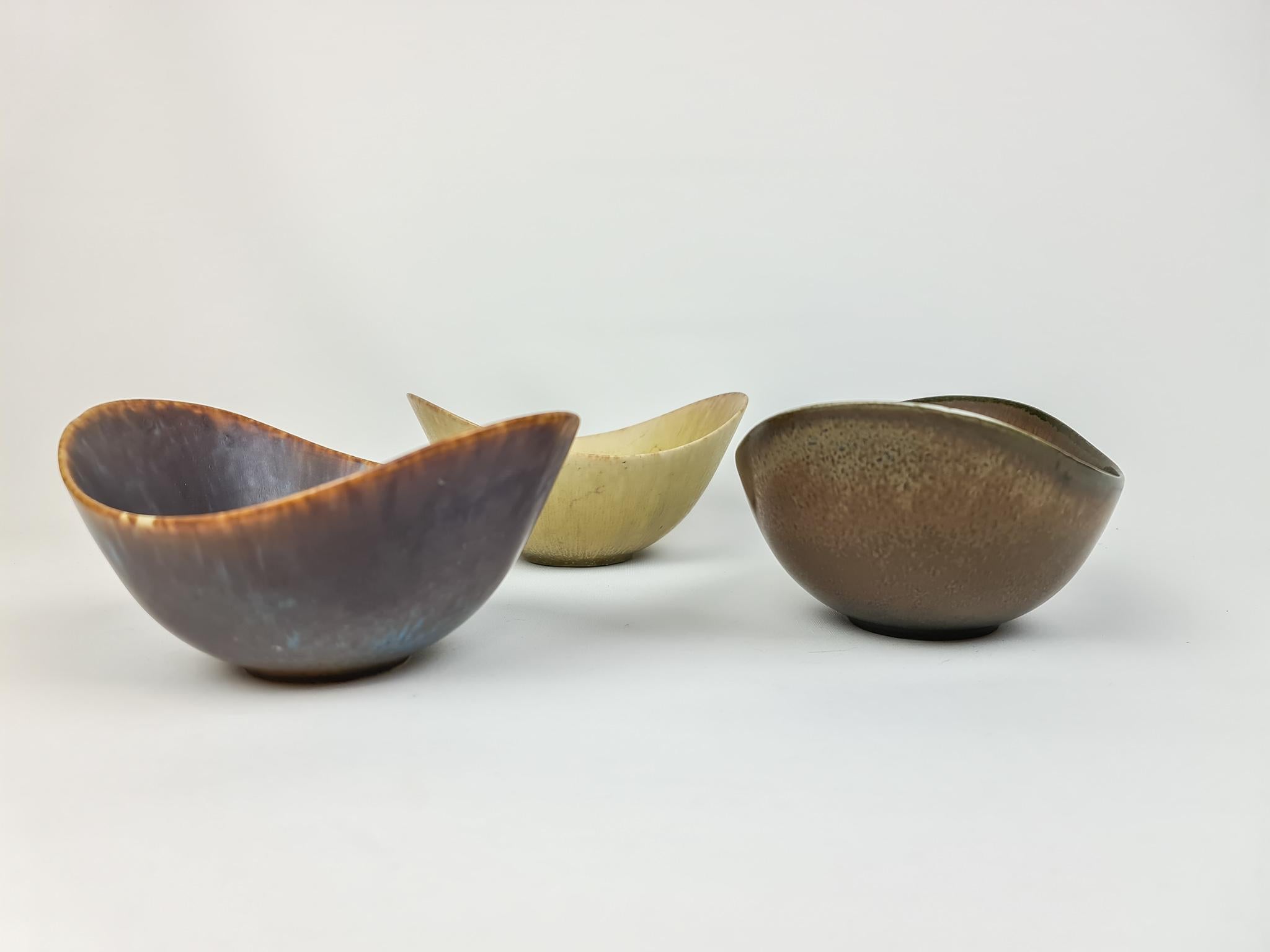 This wonderful collection of 3 ARO bowls was created and designed by Gunnar Nylund at the Rörstrand Factory in the 1950s, Sweden.

The glaze is amazing and works with the articulate form of the bowls.

Very nice condition.

Measures: W 16, D