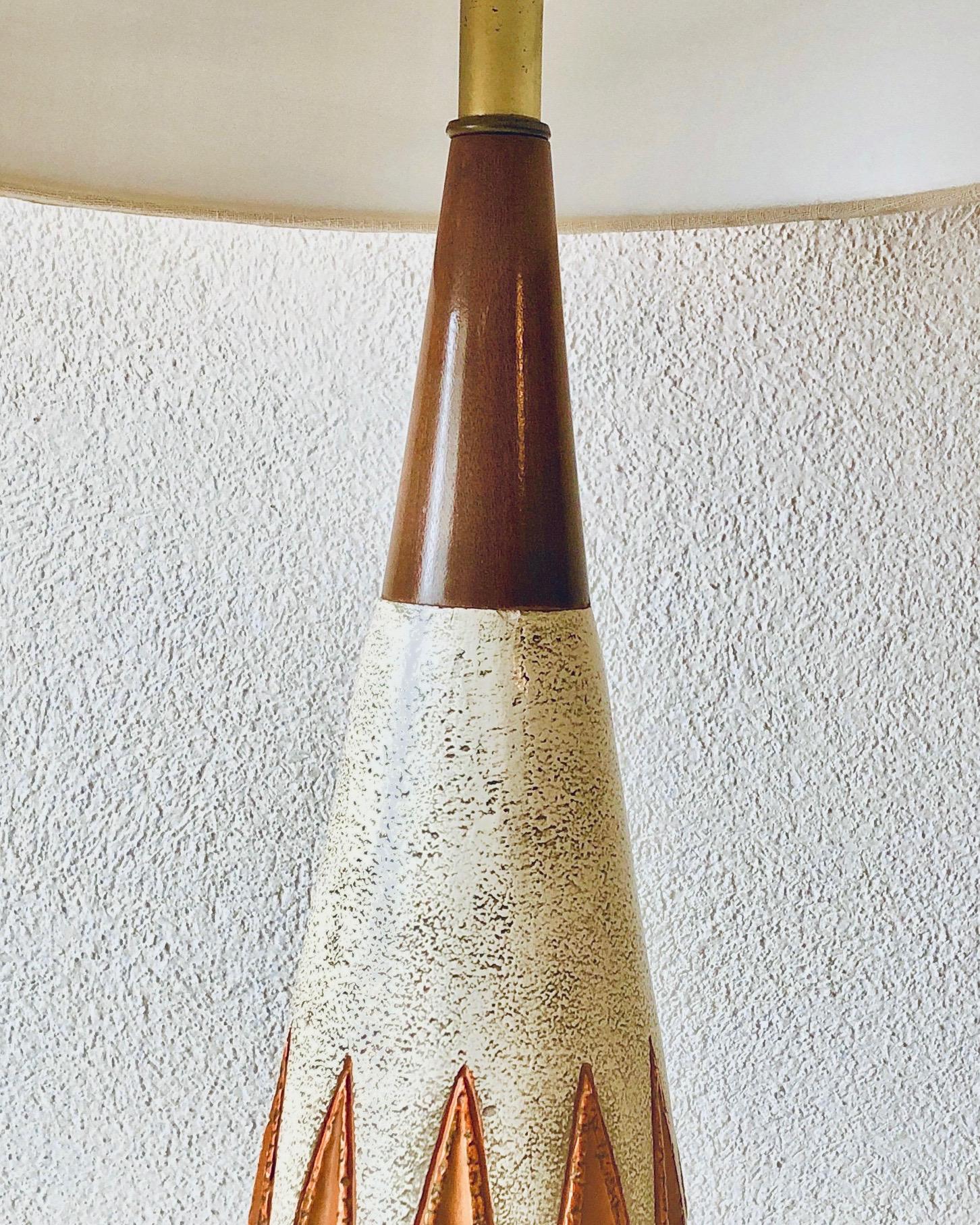 Vieille lampe en céramique décorée et application en bois. L'abat-jour de la lampe est neuf, en tissu de lin beige.