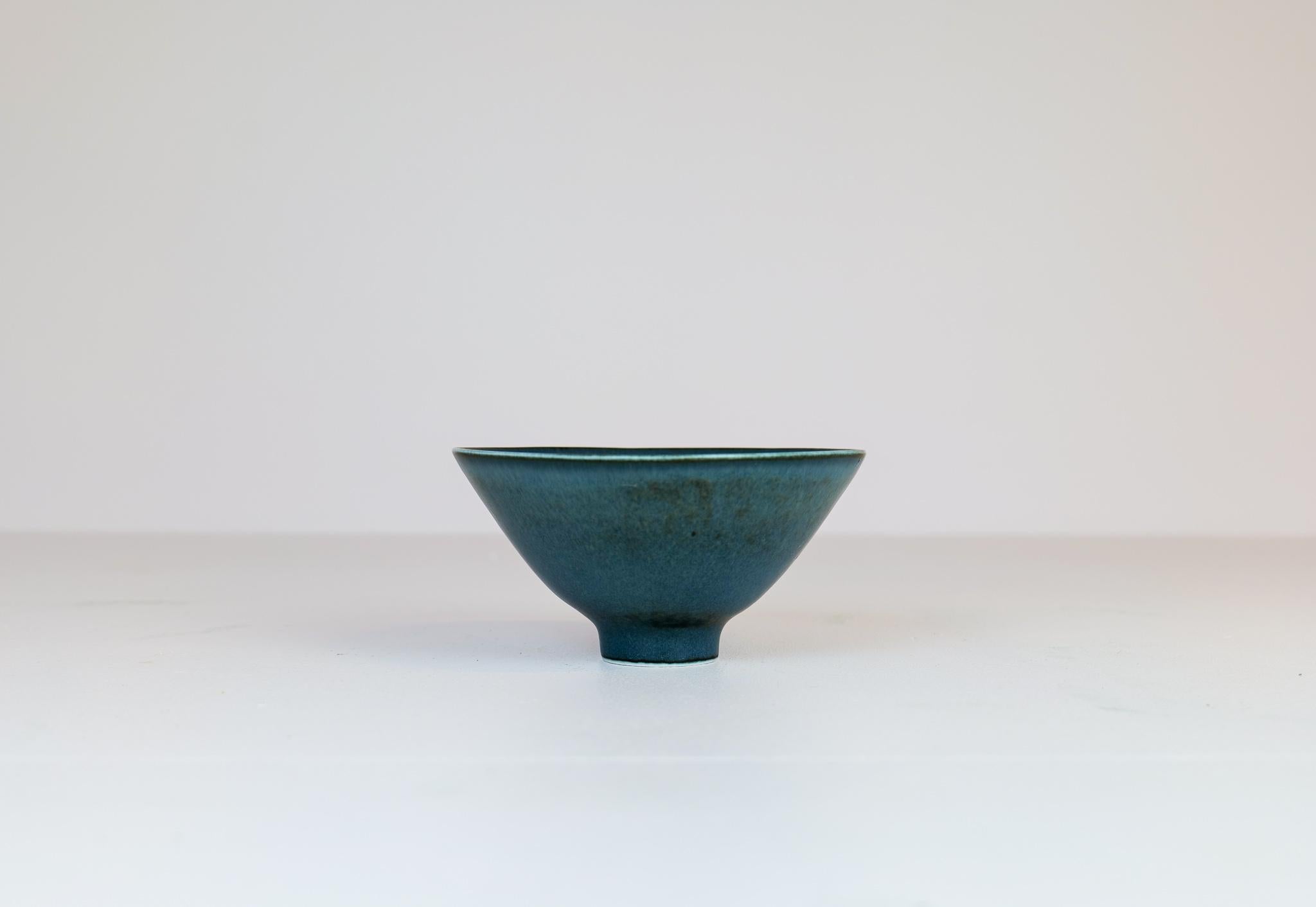 Wonderful bowl on a small foot. Manufactured in the 1950s at Rörstrand, designed by Carl Harry Stålhane.
The bowl has a wonderful glaze and it lifts the shape of the bowls to be wonderful objects. Signed with SHX.

Good condition

Dimensions: H
