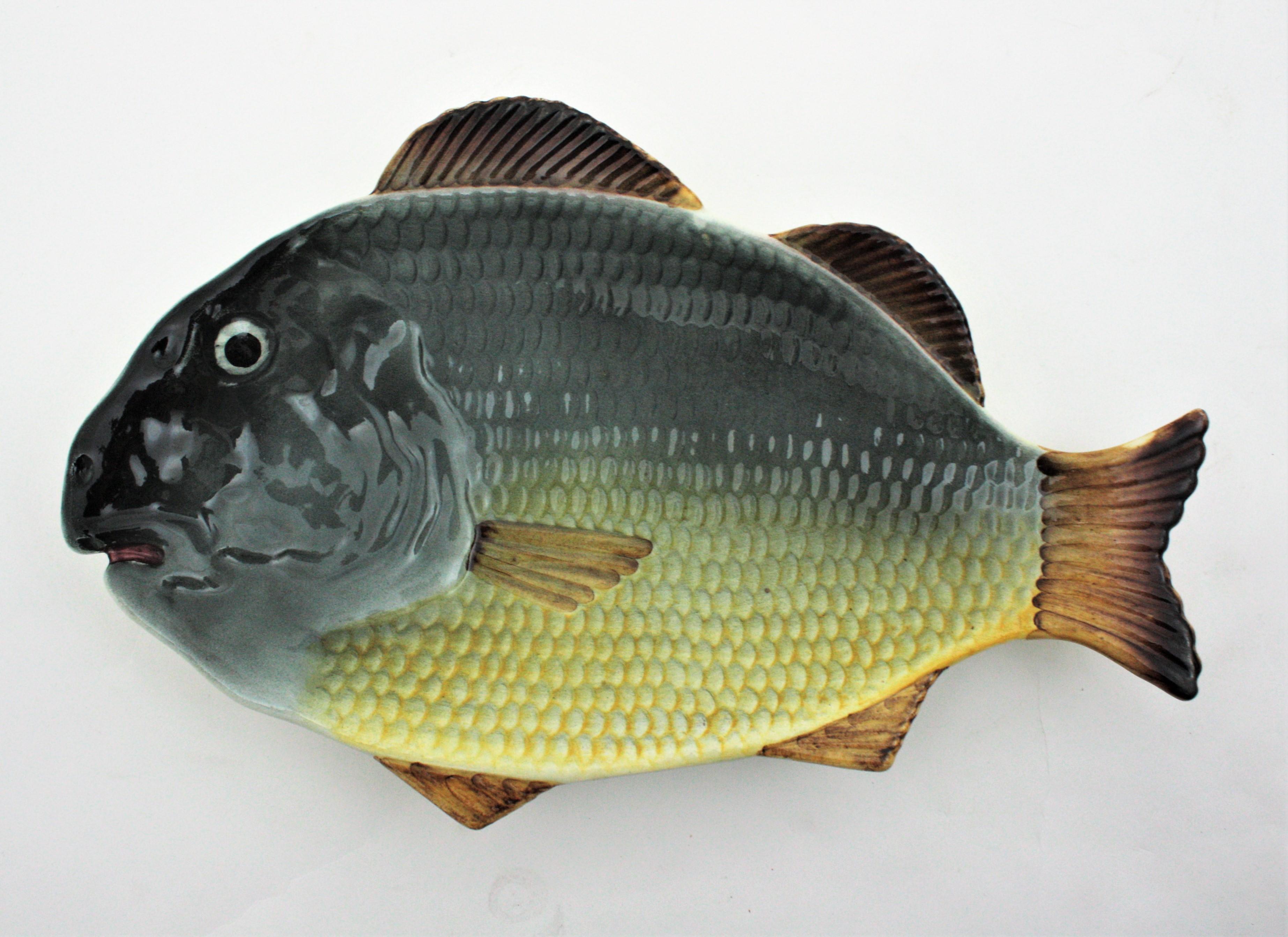 Platos de Cerámica de Peces de Mediados de Siglo Composición de Pared / Decoración de Pared Cerámico en venta