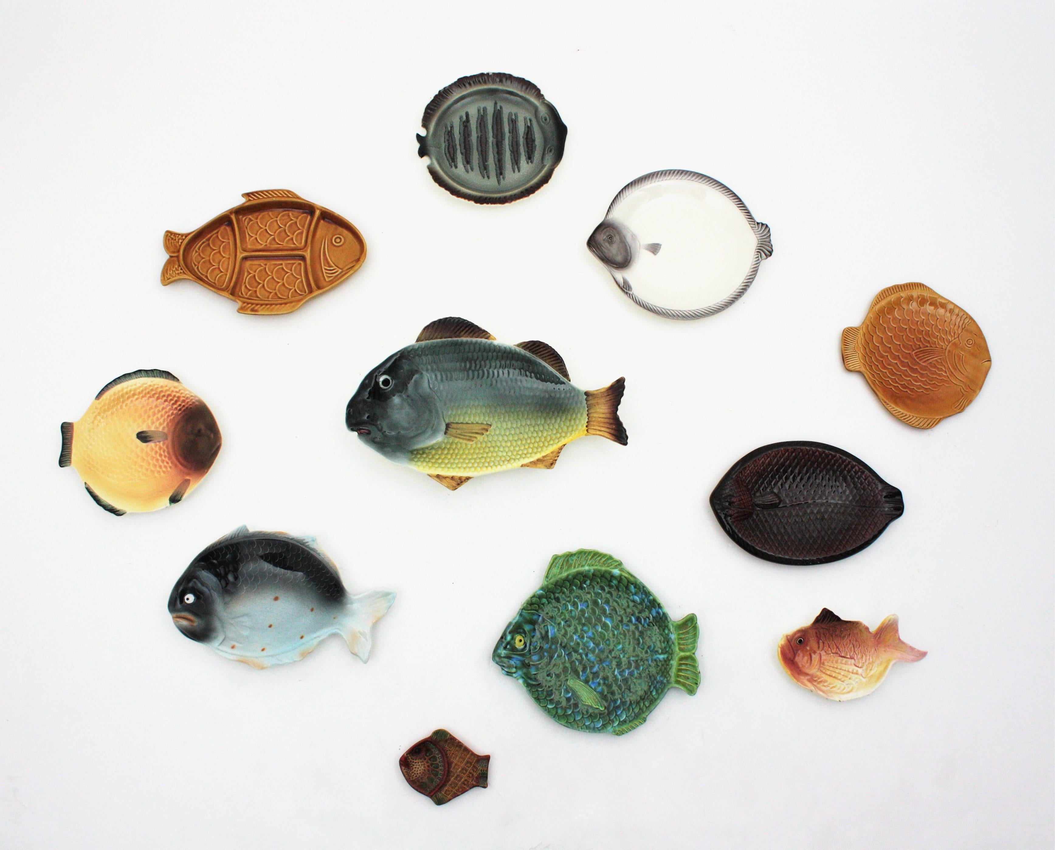 Satz von Midcentury mehrfarbige Fische Teller und Platten als Wanddekoration
Eine lustige Sammlung von elf europäischen Fischen aus glasierter Keramik, Porzellan und Terrakotta in verschiedenen Formen und Größen.
Sie stammen aus Frankreich,