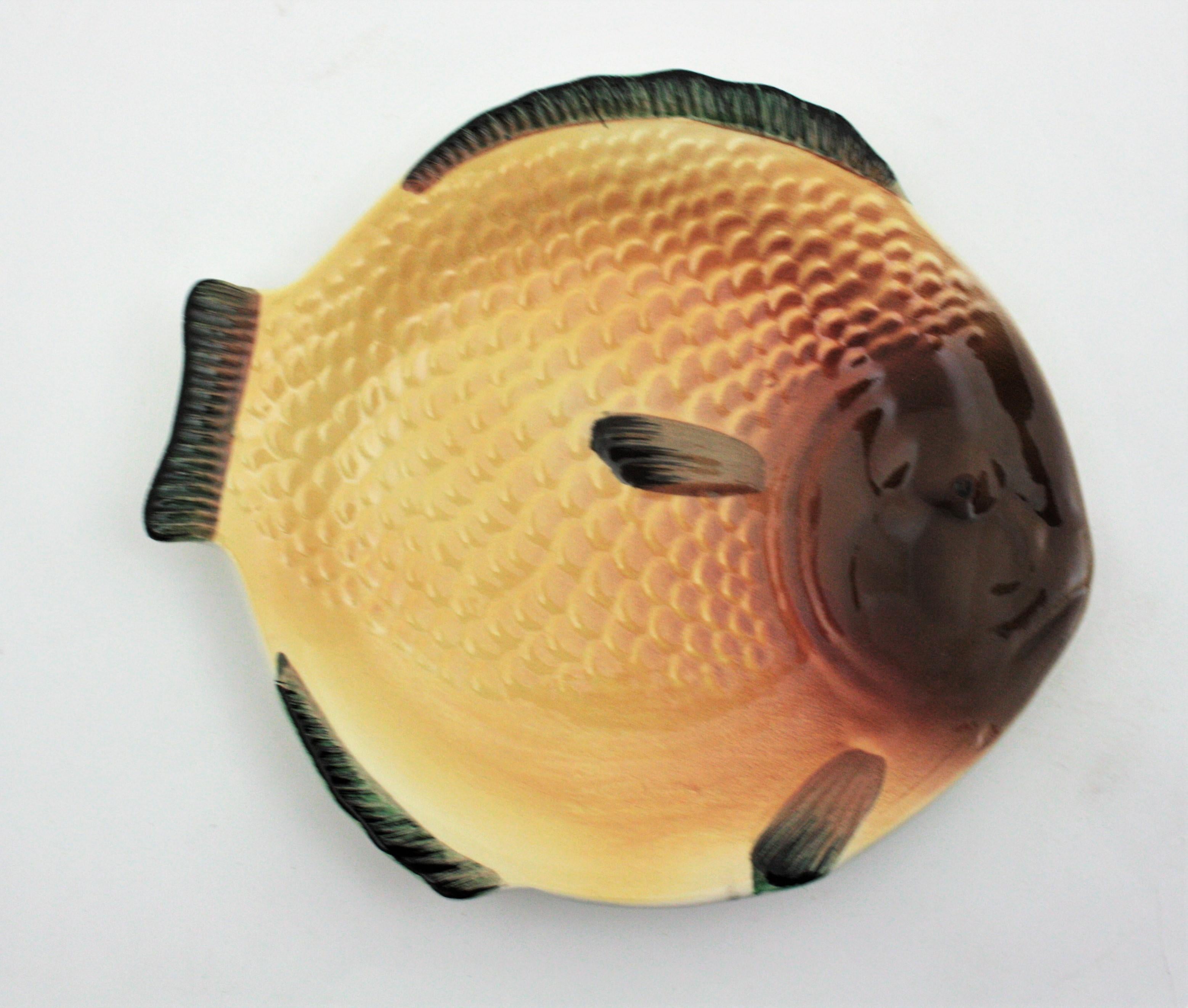 Vernissé Plaques de poissons en cramique du milieu du sicle Composition murale / Dcoration murale en vente