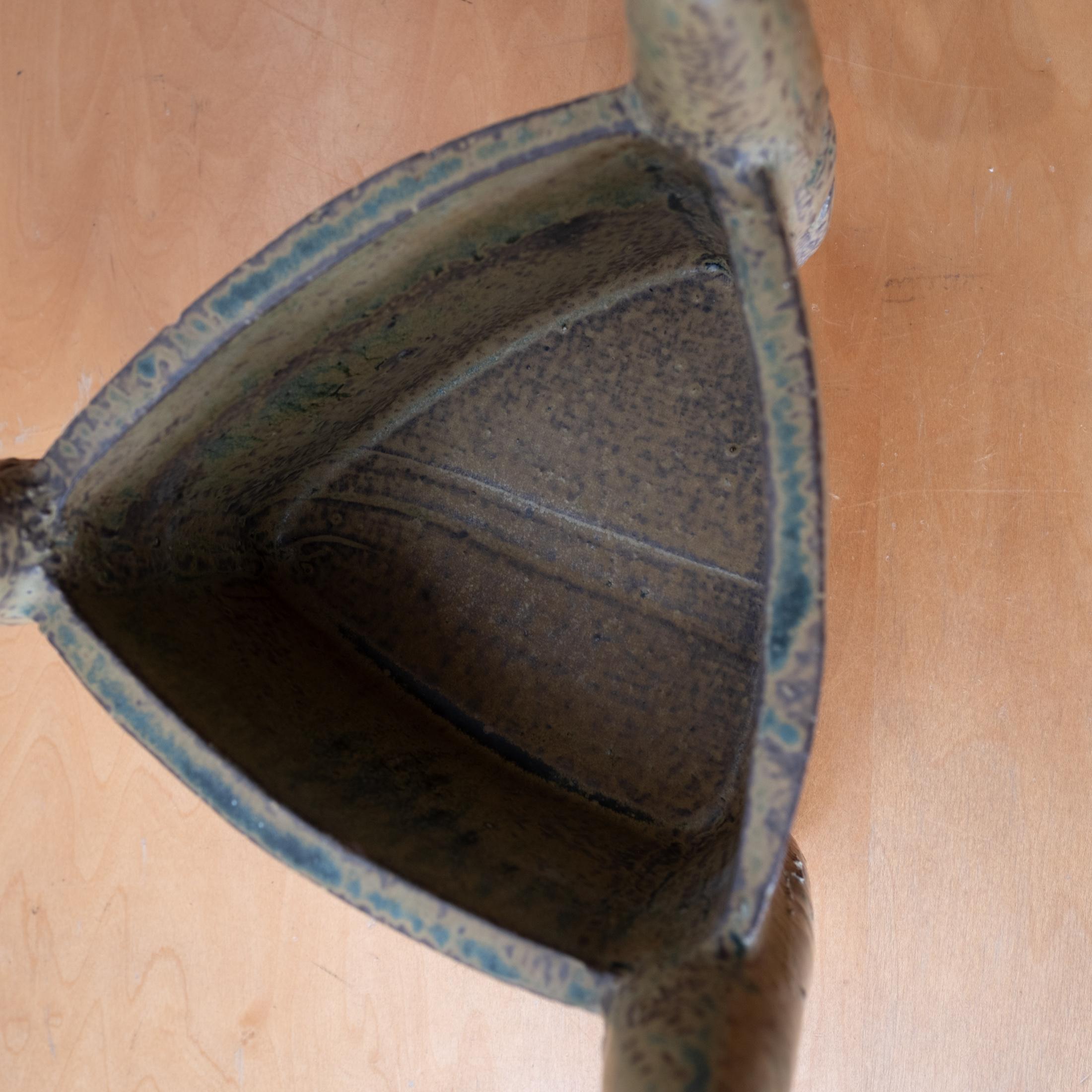 Mitte des Jahrhunderts Keramik Ikebana Dreieckige Stativ Vase Pflanzer Skulptur Japan 1960 im Angebot 4