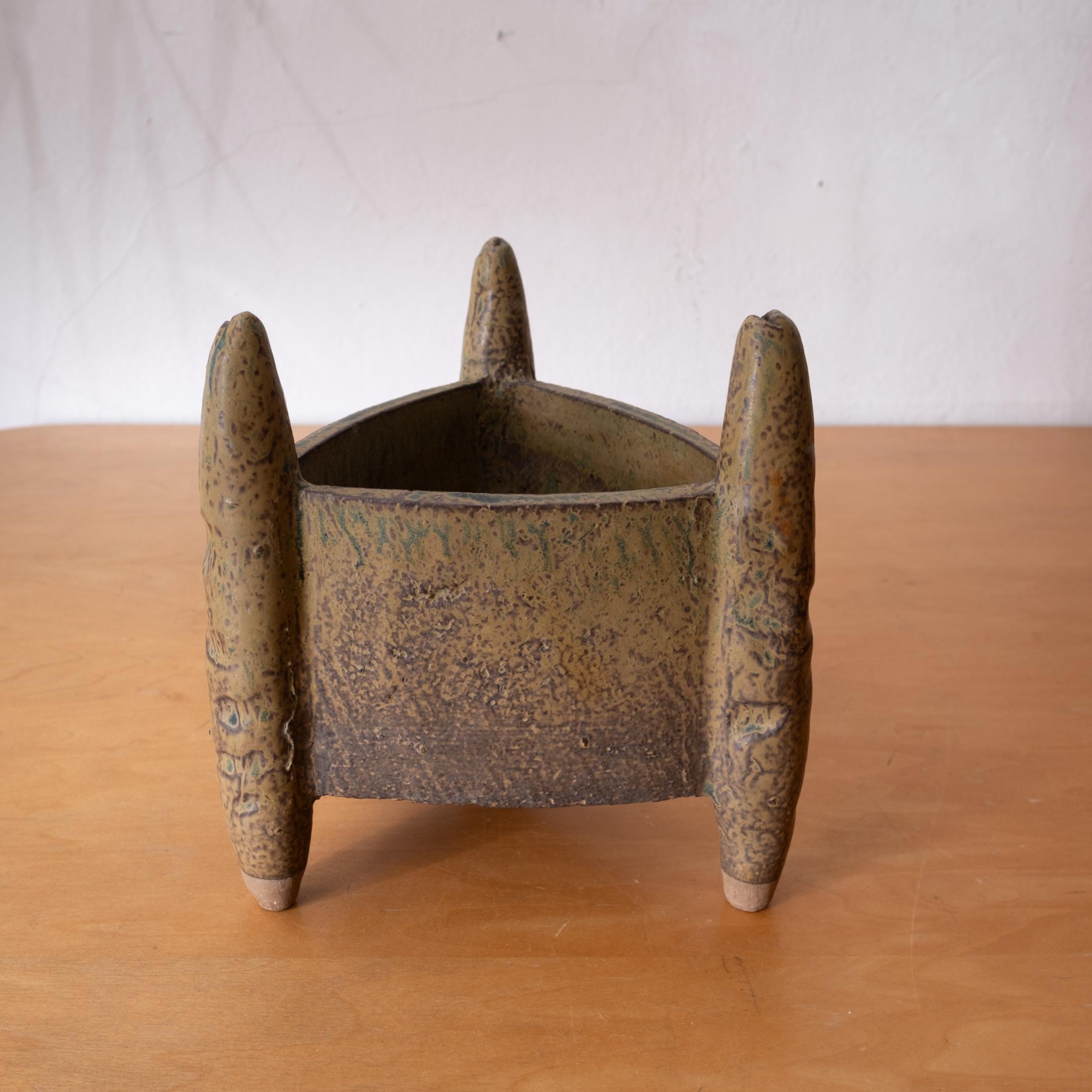 Skulpturale dreieckige Form modernistische Ikebana-Vase. Dreibeinige Füße mit einer großartigen Glasur und Textur. Dies ist eine seltene und schwer zu findende Form. Es ist auf dem Sockel vom Künstler signiert. Japan, 1960