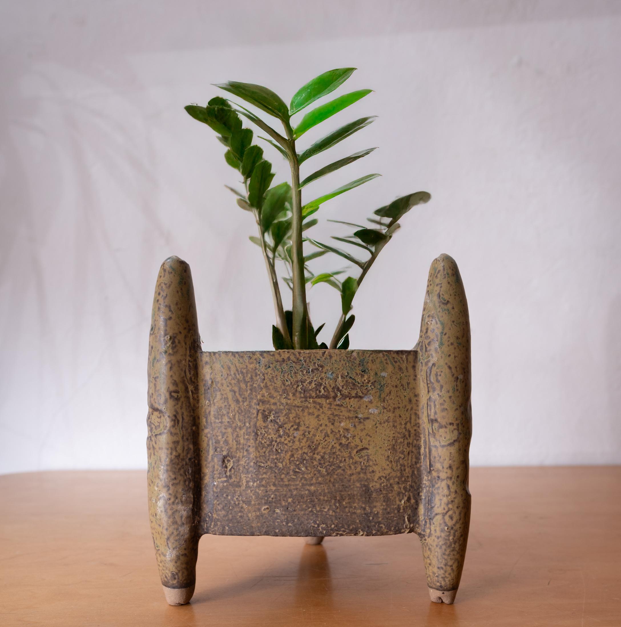 Mitte des Jahrhunderts Keramik Ikebana Dreieckige Stativ Vase Pflanzer Skulptur Japan 1960 (Moderne der Mitte des Jahrhunderts) im Angebot