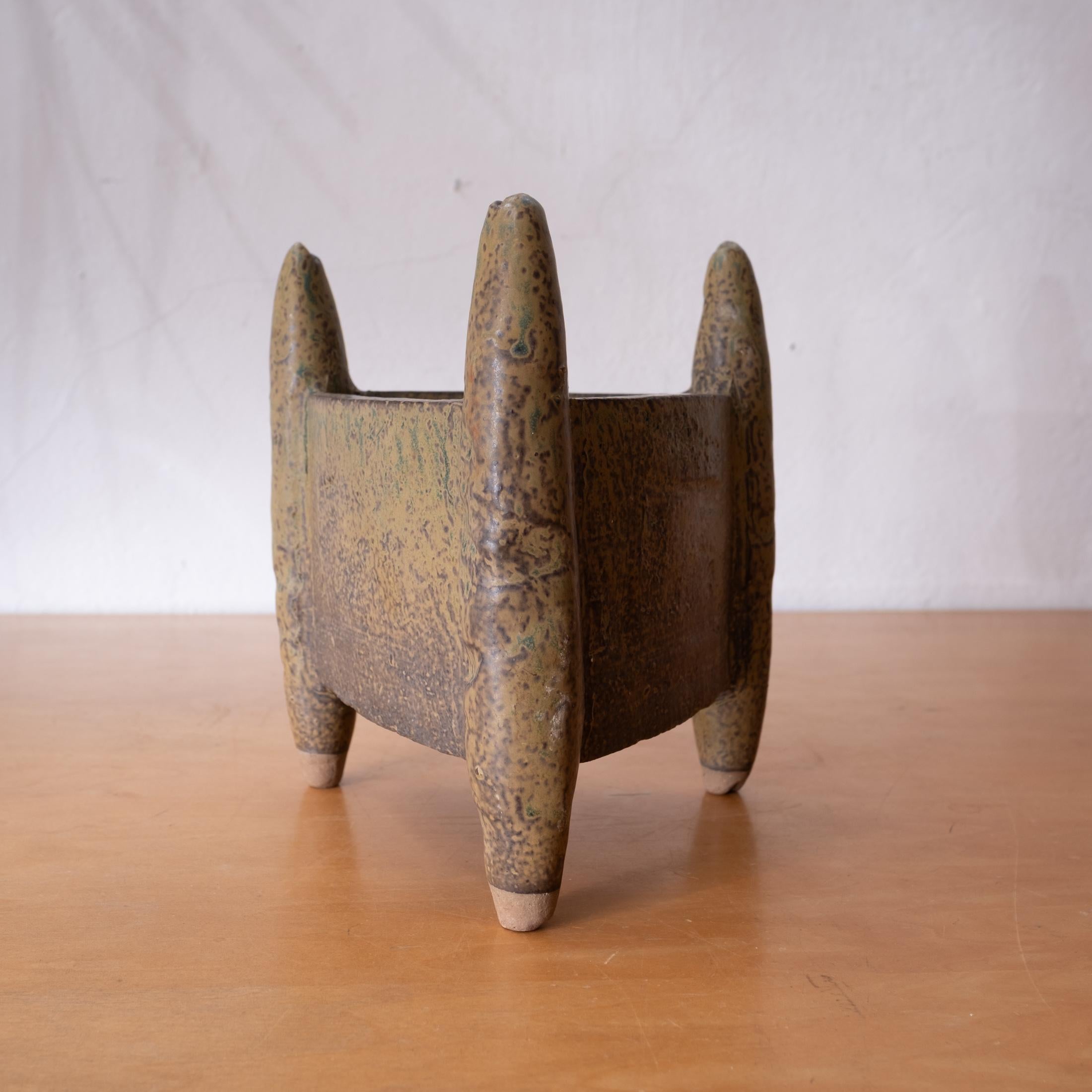 Mitte des Jahrhunderts Keramik Ikebana Dreieckige Stativ Vase Pflanzer Skulptur Japan 1960 (Japanisch) im Angebot