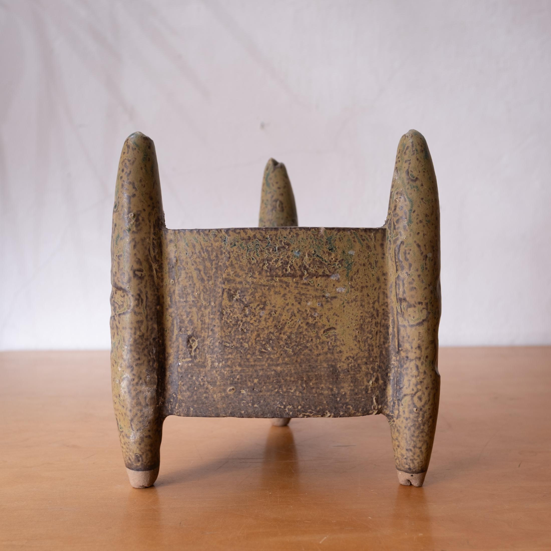 Mitte des Jahrhunderts Keramik Ikebana Dreieckige Stativ Vase Pflanzer Skulptur Japan 1960 im Zustand „Gut“ im Angebot in San Diego, CA