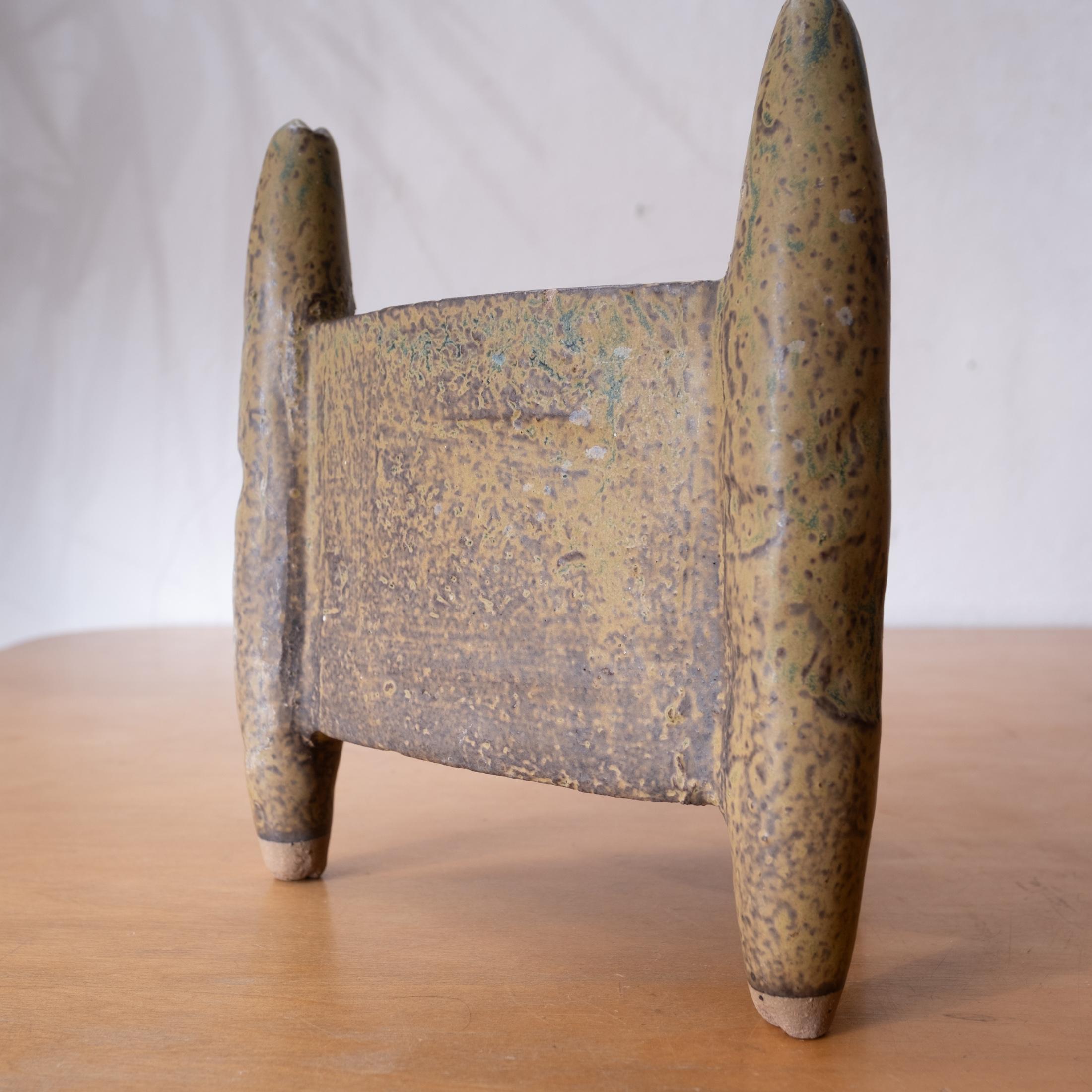 Mitte des Jahrhunderts Keramik Ikebana Dreieckige Stativ Vase Pflanzer Skulptur Japan 1960 (Mitte des 20. Jahrhunderts) im Angebot