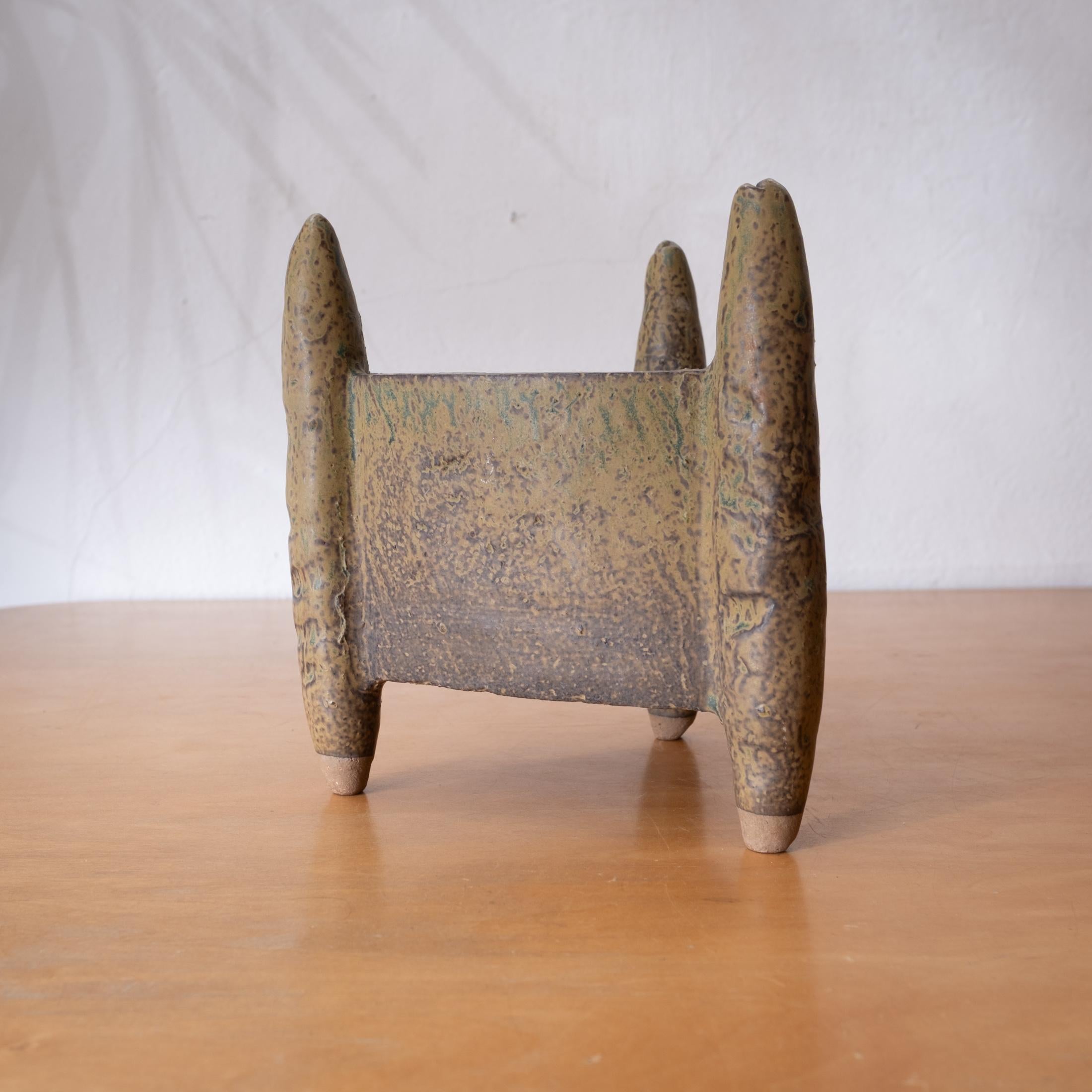 Mitte des Jahrhunderts Keramik Ikebana Dreieckige Stativ Vase Pflanzer Skulptur Japan 1960 im Angebot 2