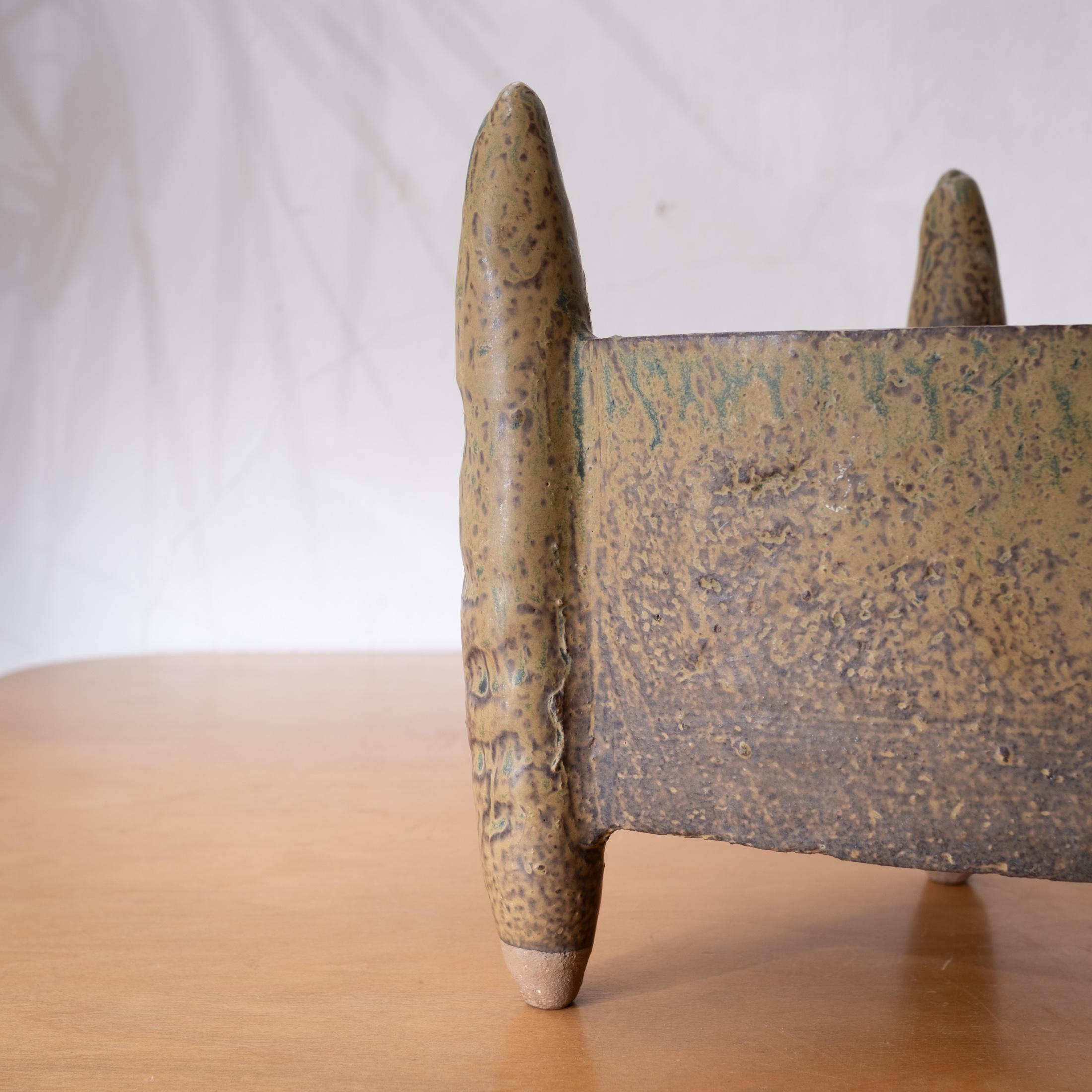 Mitte des Jahrhunderts Keramik Ikebana Dreieckige Stativ Vase Pflanzer Skulptur Japan 1960 im Angebot 3