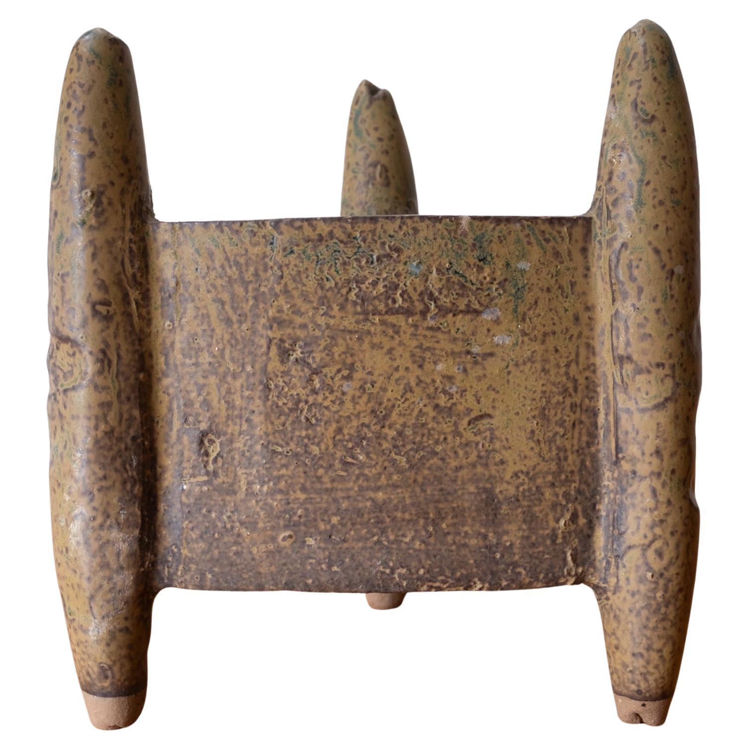 Mitte des Jahrhunderts Keramik Ikebana Dreieckige Stativ Vase Pflanzer Skulptur Japan 1960 im Angebot