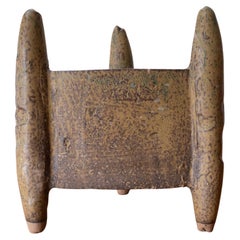 Vase tripode triangulaire en céramique Ikebana du milieu du siècle Sculpture japonaise 1960