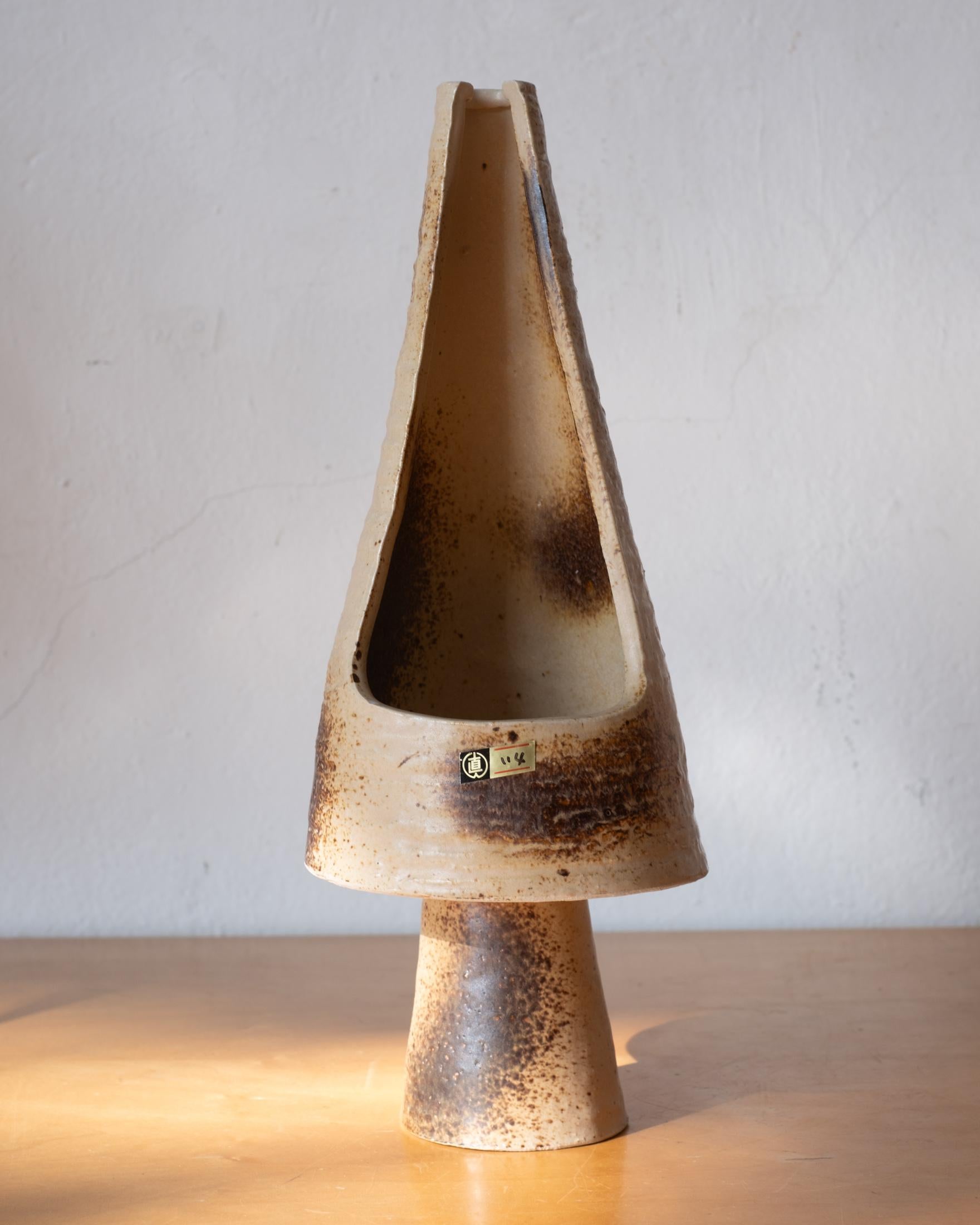 Vaso scultoreo di forma conica modernista Ikebana. Si tratta di una forma rara e difficile da trovare. È firmato dall'artista sulla base ed è etichettato due volte. Sembra inutilizzato. Giappone, 1960