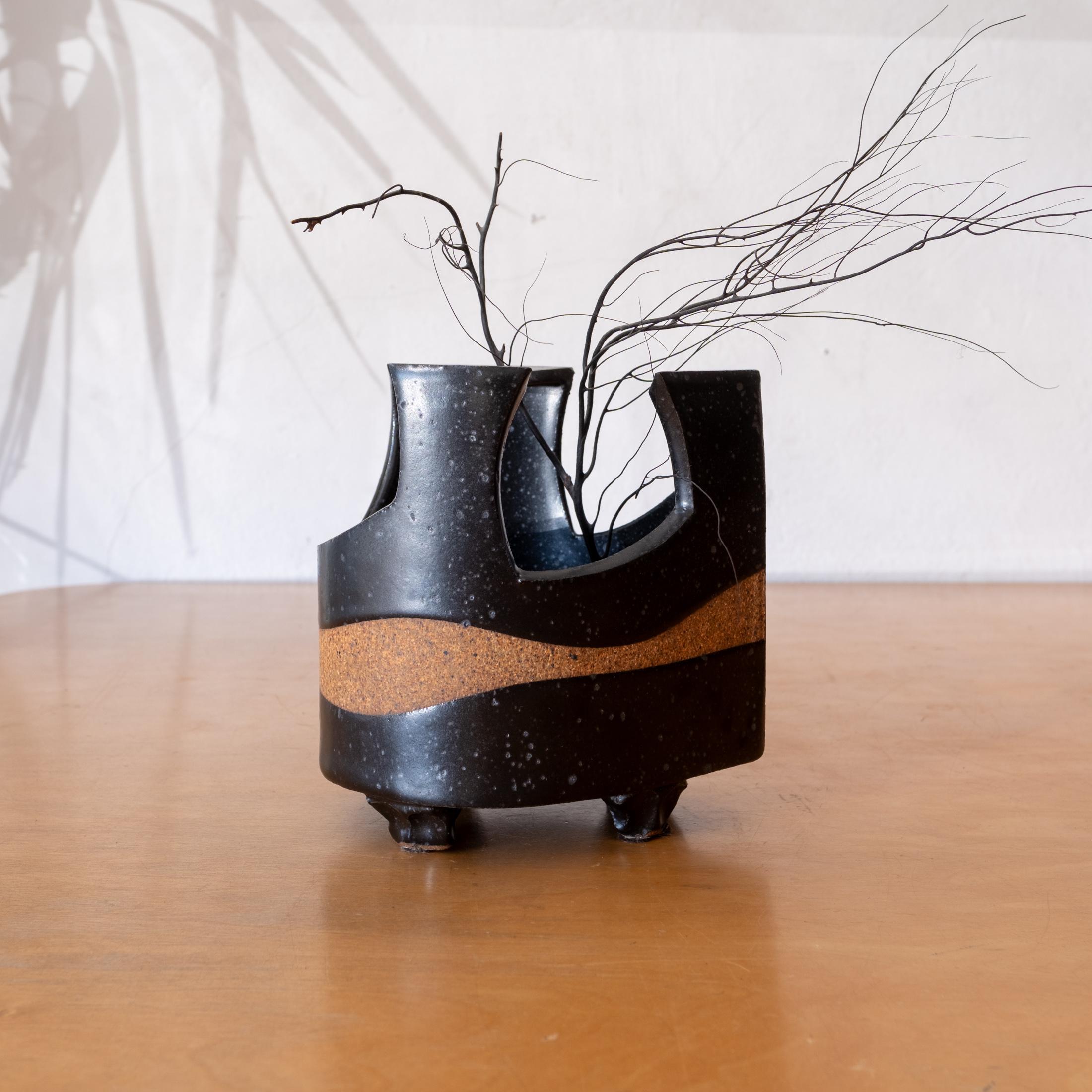 Vaso Ikebana modernista con smalto nero e disegno astratto. È firmato dall'artista sulla base. Giappone, 1960