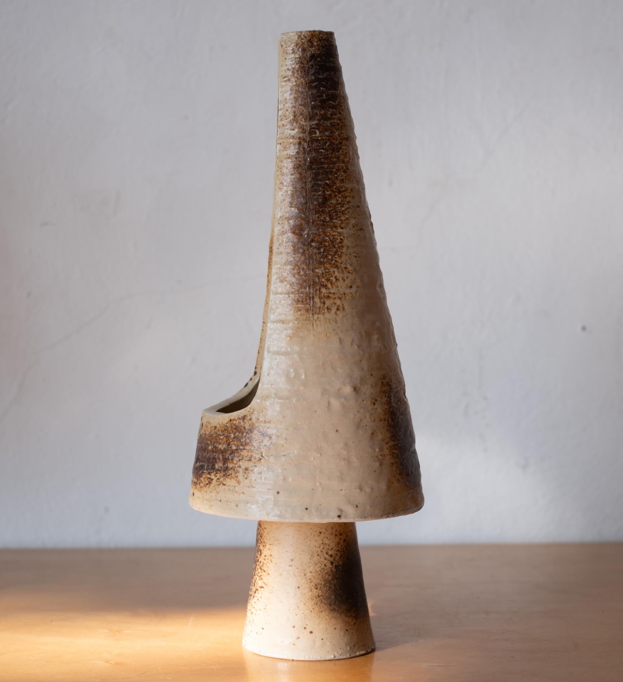 Mid-Century moderno Vaso scultura Ikebana in ceramica del Medioevo, Giappone 1960 in vendita