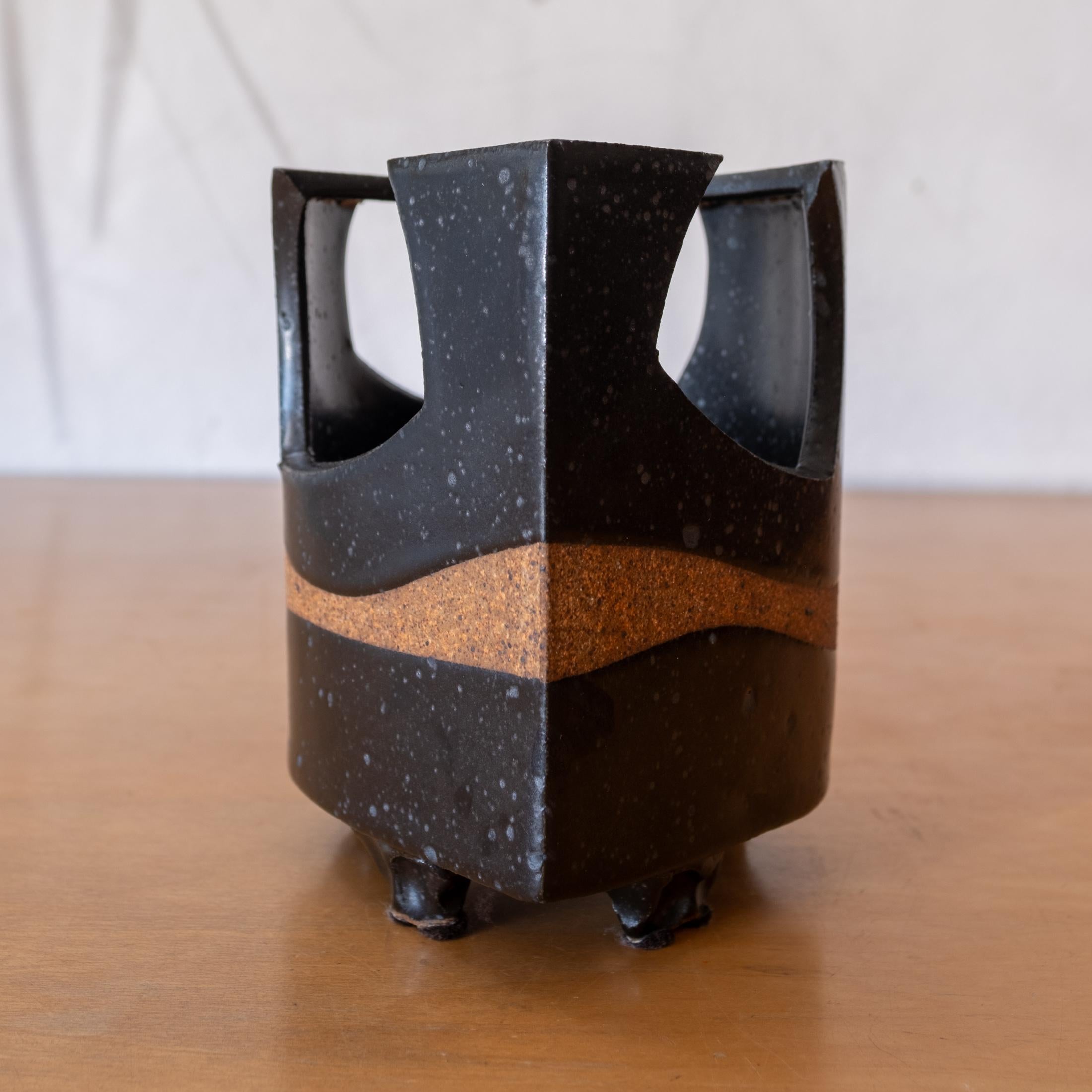 Mid-Century moderno Vaso scultura Ikebana in ceramica del Medioevo, Giappone 1960 in vendita