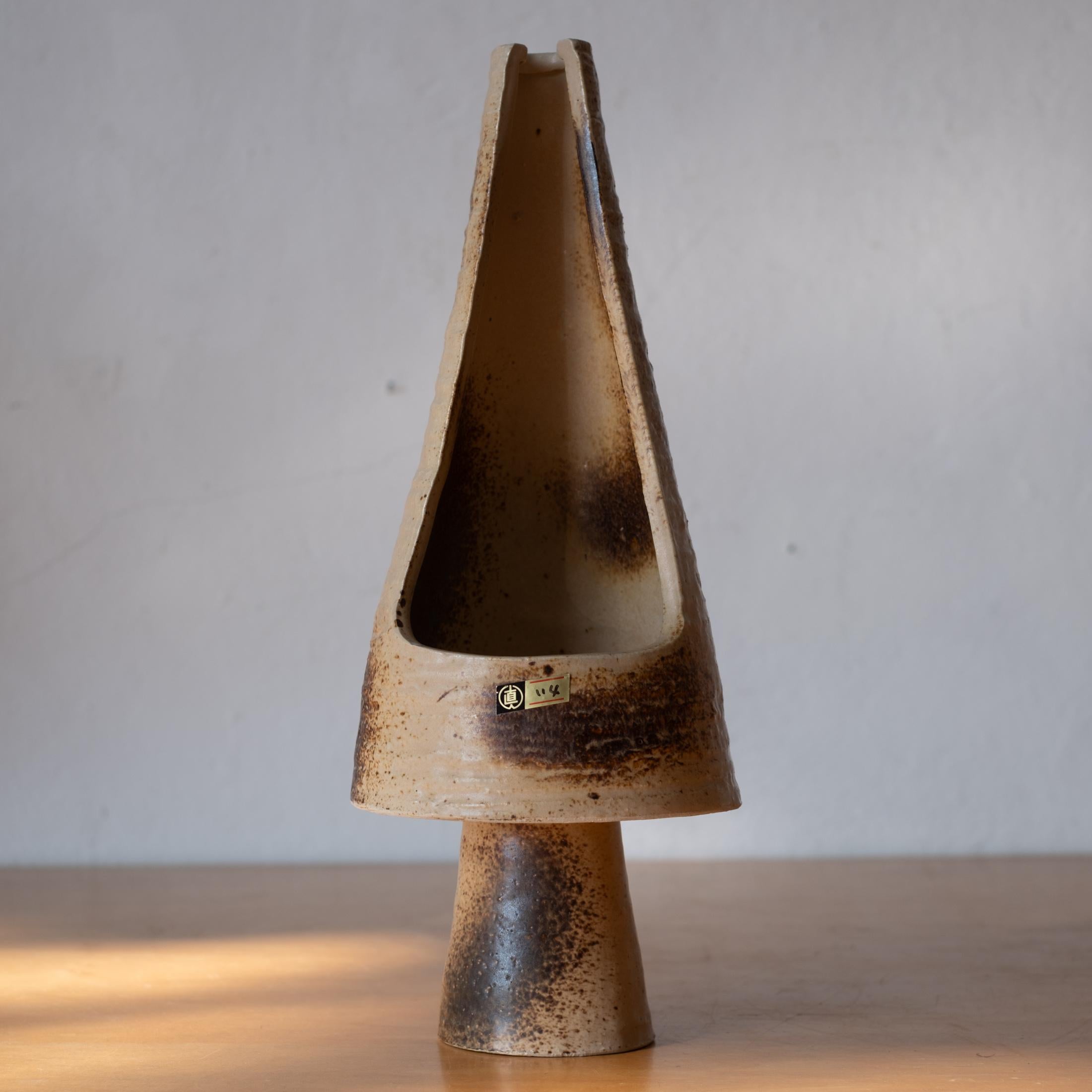 Giapponese Vaso scultura Ikebana in ceramica del Medioevo, Giappone 1960 in vendita