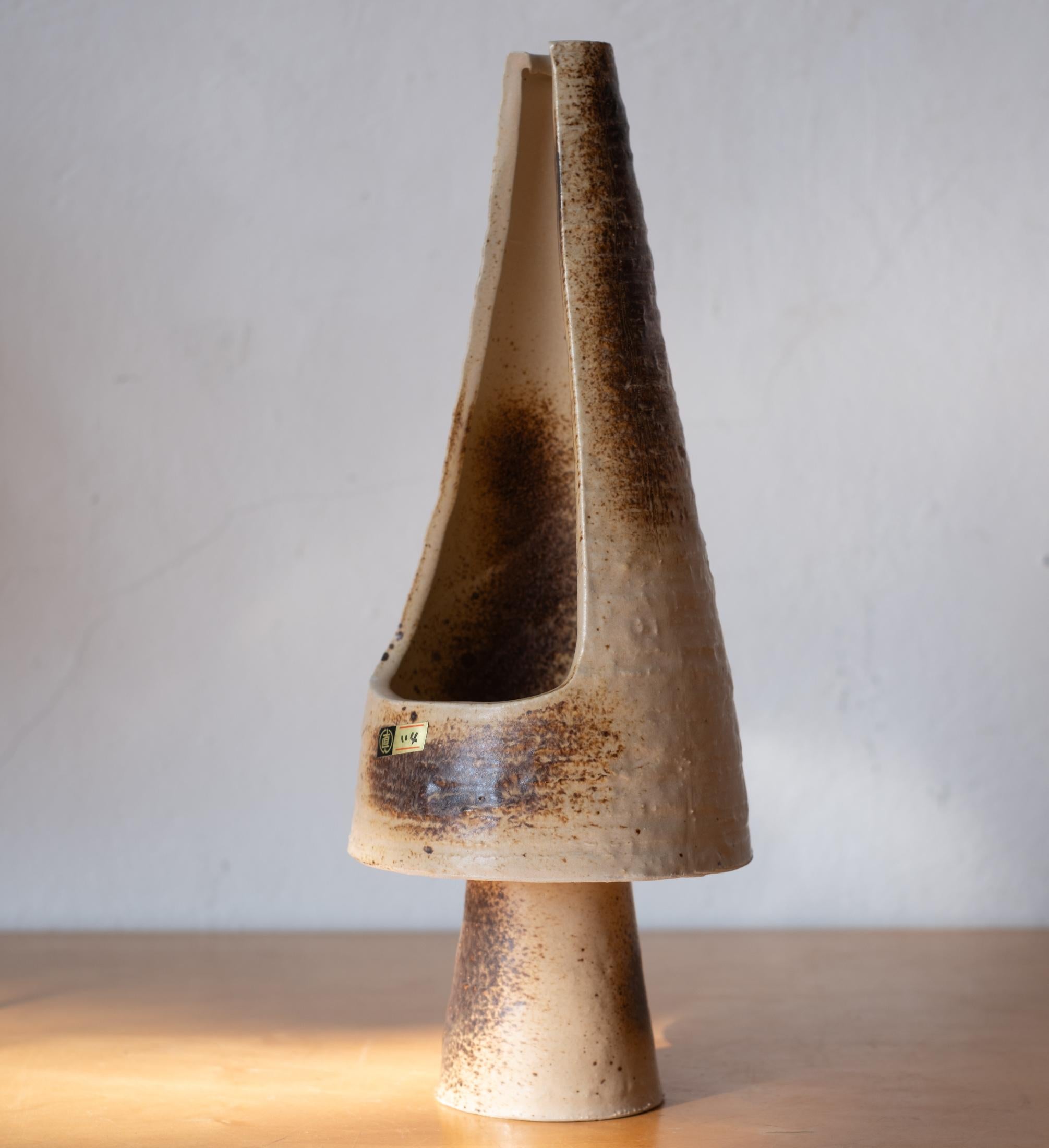 Vaso scultura Ikebana in ceramica del Medioevo, Giappone 1960 In condizioni buone in vendita a San Diego, CA