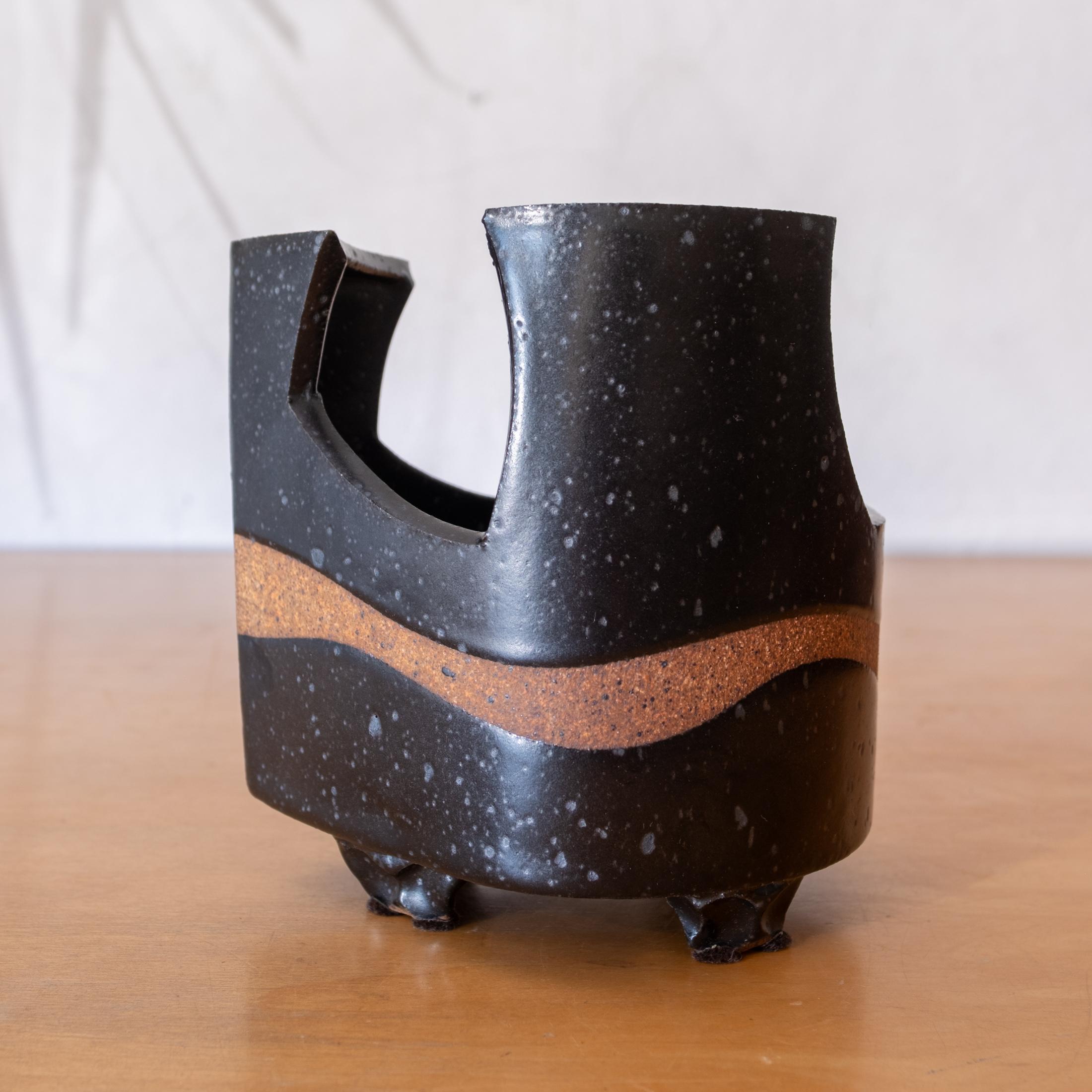 Vaso scultura Ikebana in ceramica del Medioevo, Giappone 1960 In condizioni buone in vendita a San Diego, CA