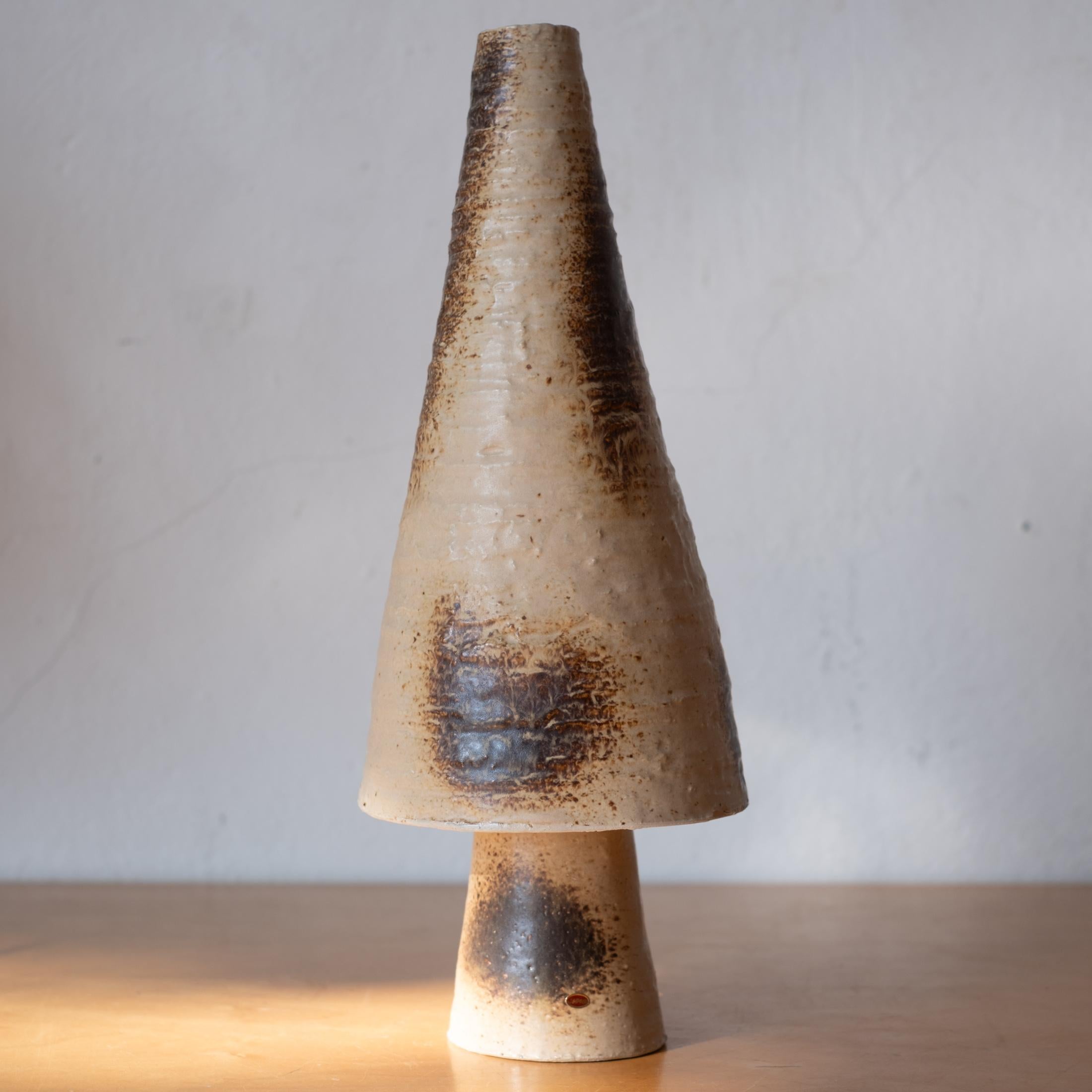 Metà XX secolo Vaso scultura Ikebana in ceramica del Medioevo, Giappone 1960 in vendita