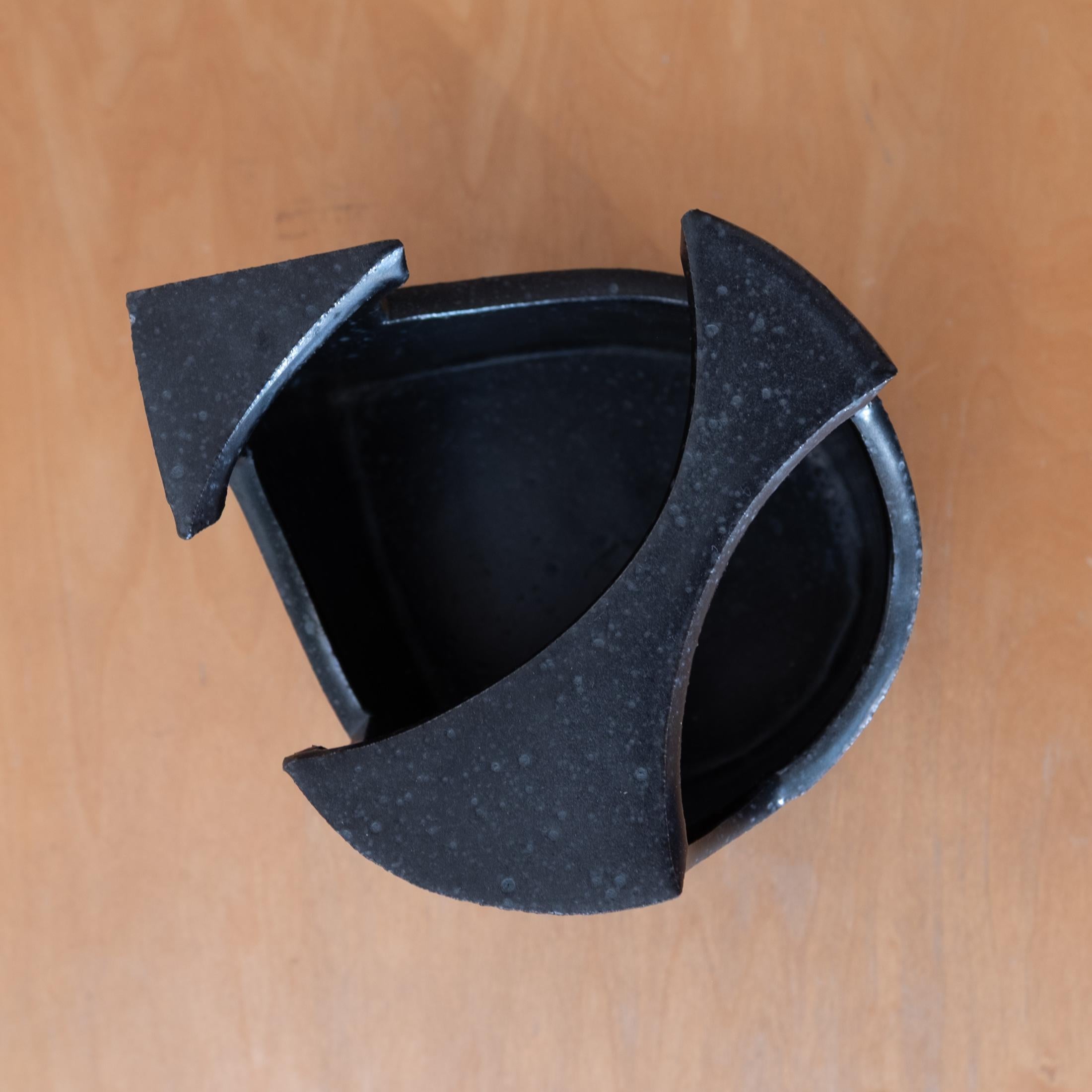 Metà XX secolo Vaso scultura Ikebana in ceramica del Medioevo, Giappone 1960 in vendita