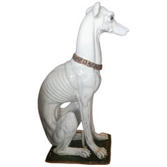 Keramische Hundeskulptur in Lebensgröße eines italienischen Windhundes aus der Jahrhundertmitte