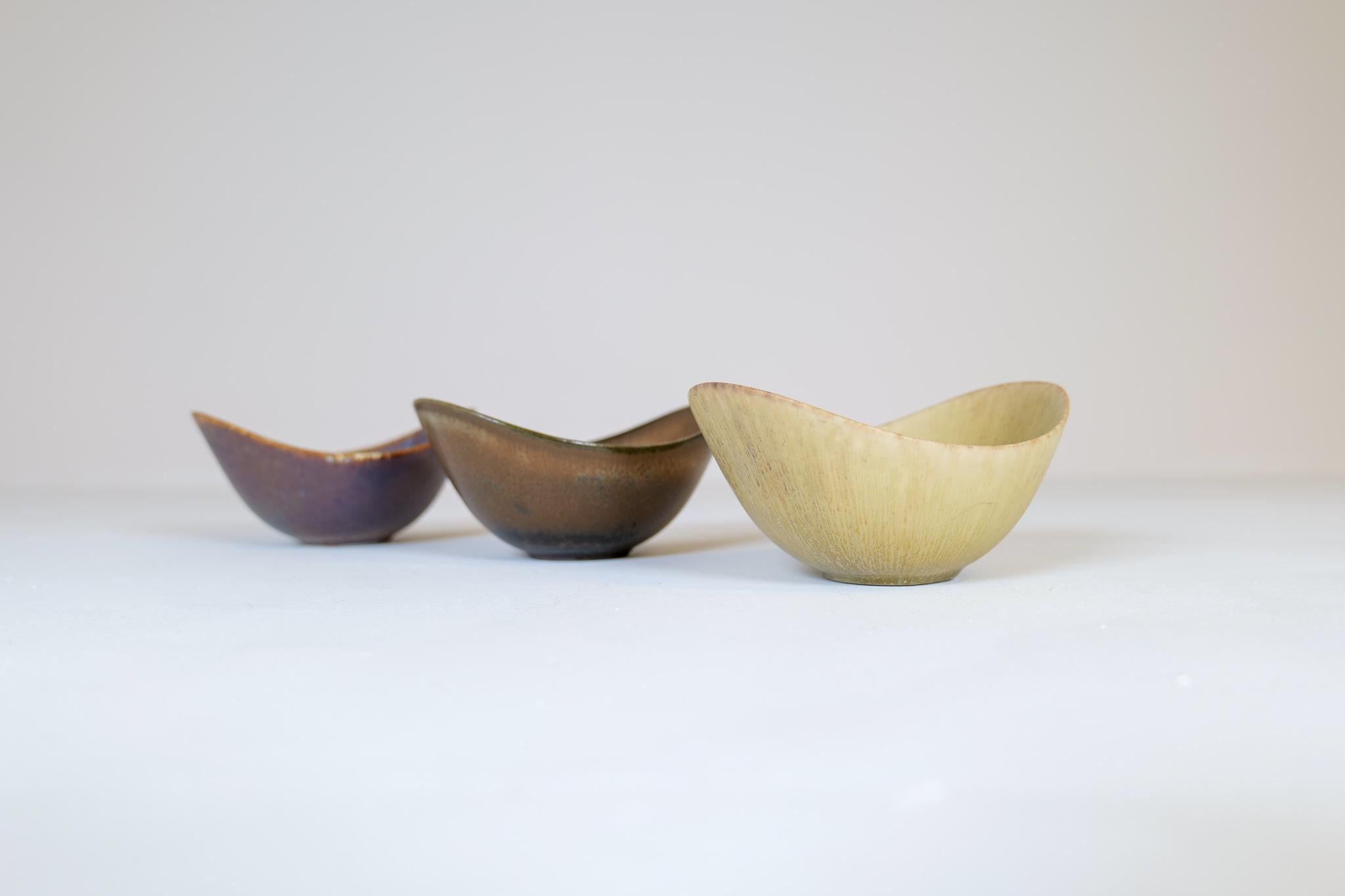 This wonderful collection of 3 ARO bowls was created and designed by Gunnar Nylund at the Rörstrand Factory in the 1950s, Sweden.

The glaze is amazing and works with the articulate form of the bowls.

Good condition.

Measures: W 16, D 12,5 H