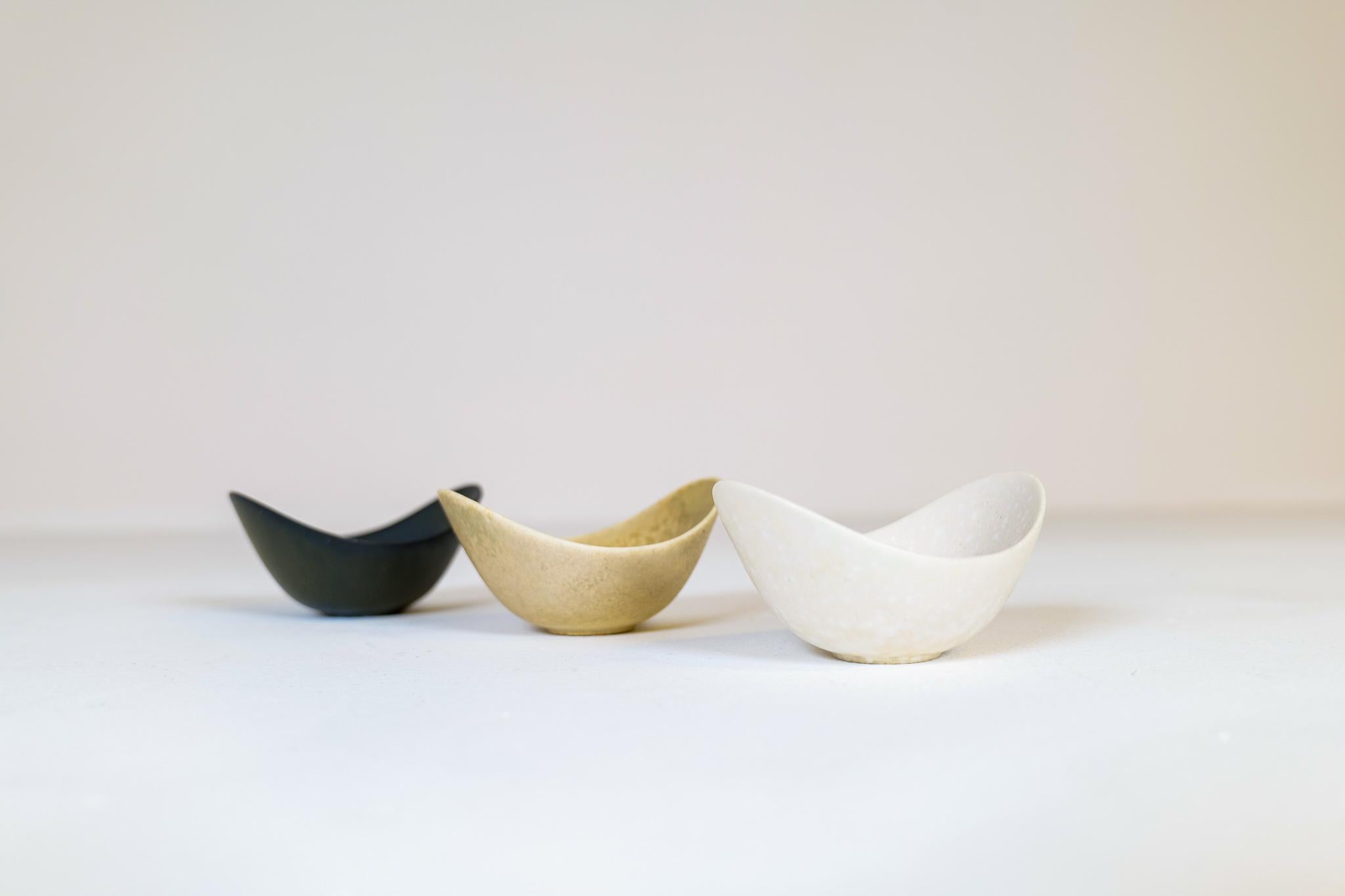 This wonderful collection of 3 small ARO bowls was created and designed by Gunnar Nylund at the Rörstrand Factory in the 1950s, Sweden.

The glaze is amazing and works with the articulate form of the bowls.

Good condition.

Measures: W 10, D