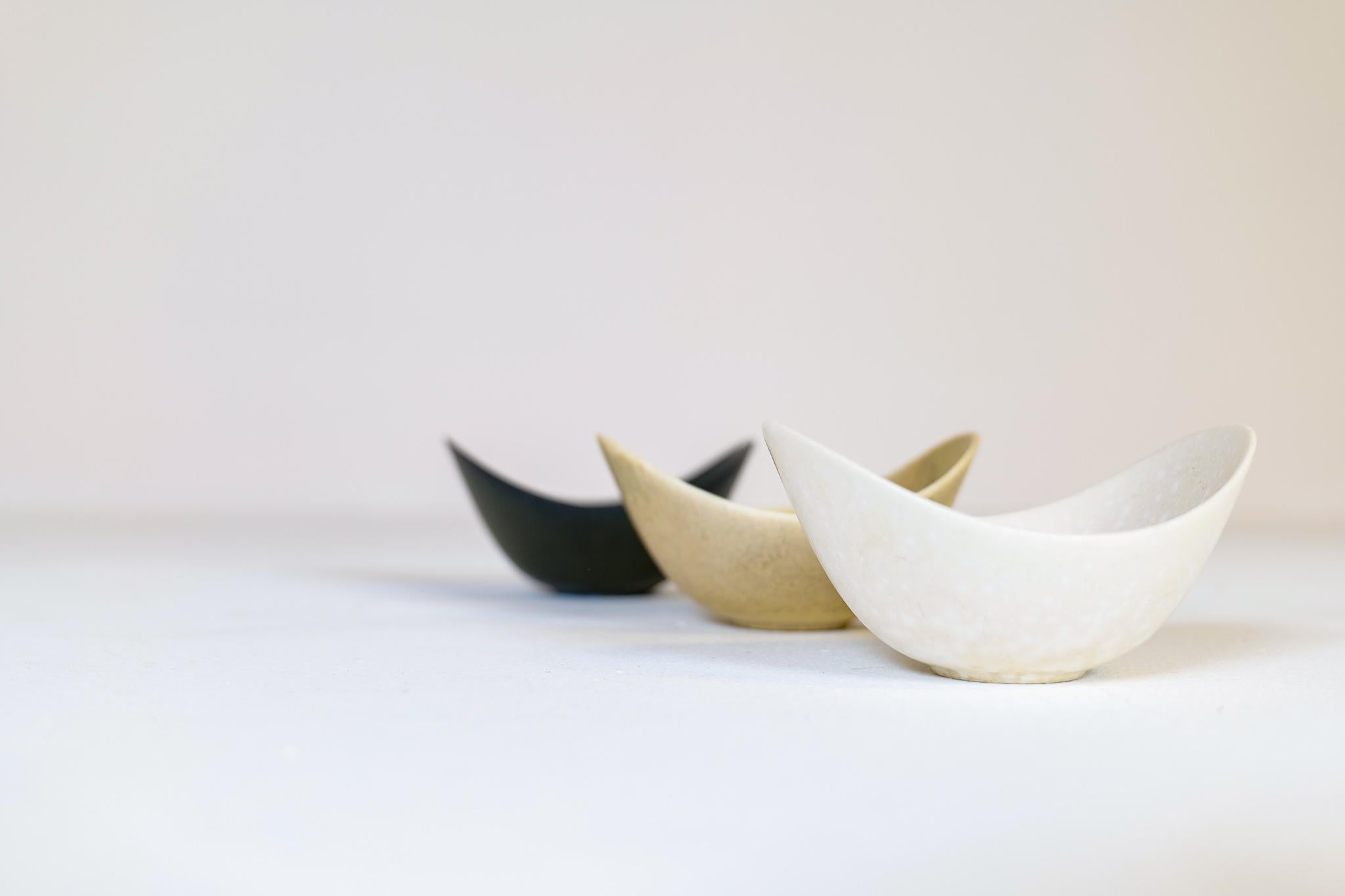 Swedish Midcentury Modern Ceramic Set of 3 Bowls Gunnar Nylund Rörstrand, Sweden For Sale