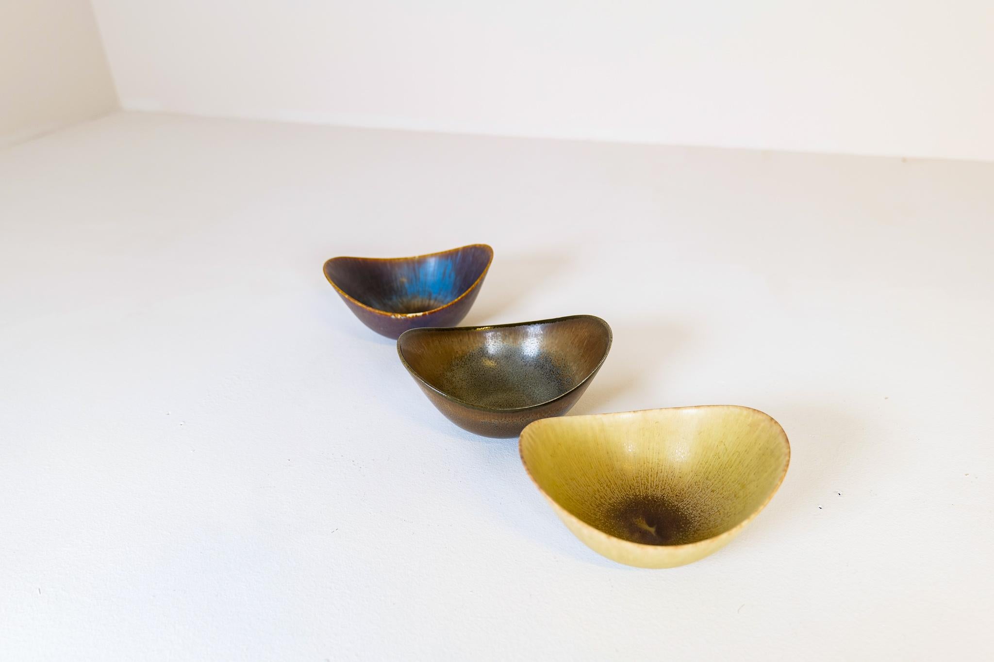 Midcentury Modern Ceramic set of 3 Bowls Gunnar Nylund Rörstrand, Sweden In Good Condition For Sale In Hillringsberg, SE
