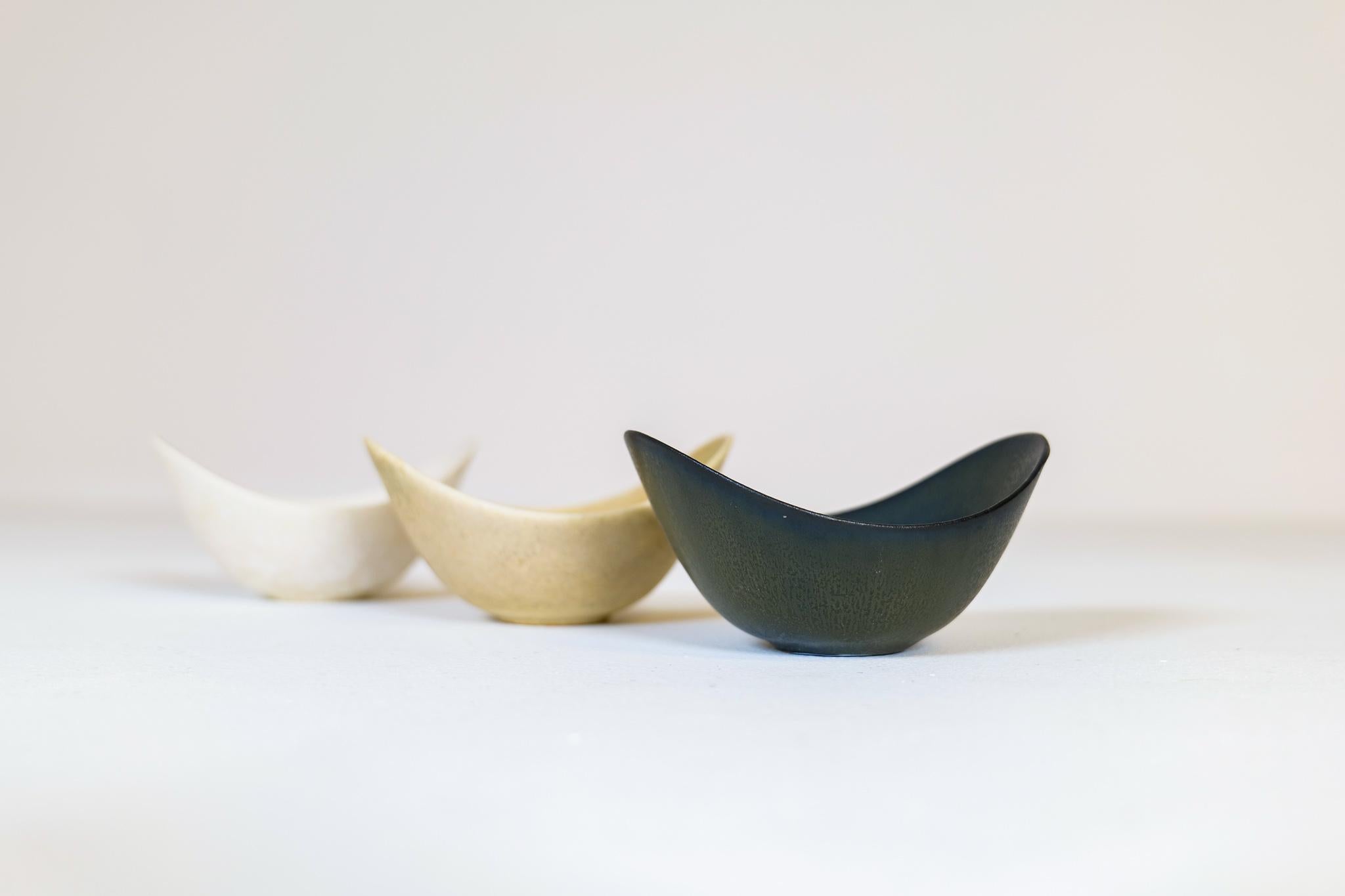 Midcentury Modern Ceramic Set of 3 Bowls Gunnar Nylund Rörstrand, Sweden In Good Condition For Sale In Hillringsberg, SE