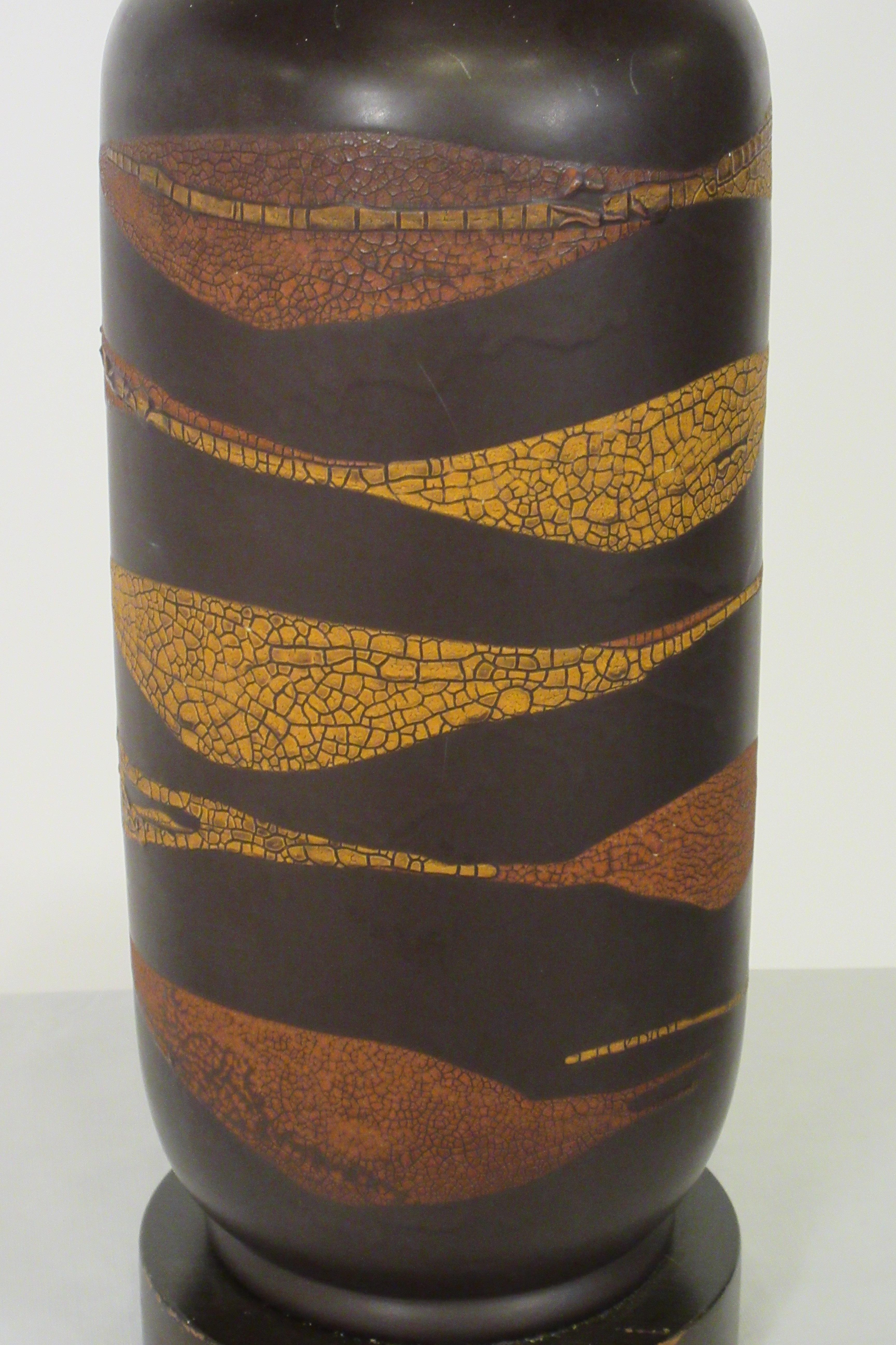 Midcentury Ceramic Snake Skin Pattern Brown Lamp on Wood Base In Good Condition For Sale In Tarrytown, NY
