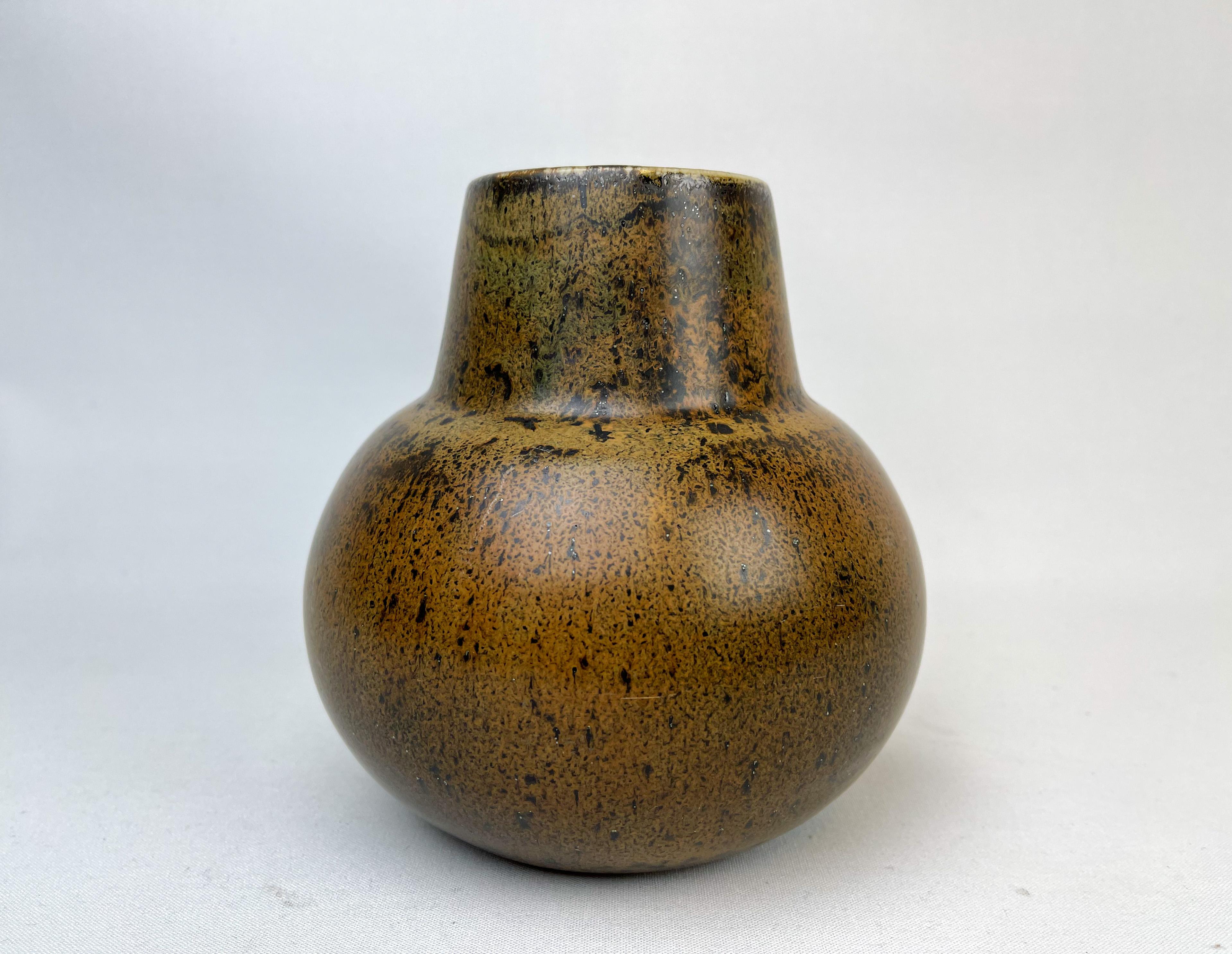 Round studio vase from Rörstrand and maker/designer Carl Harry Stålhane. Made in Sweden in the midcentury. Beautiful glazed vases in good condition. 

Dimensions: H 16 cm, D 15cm.