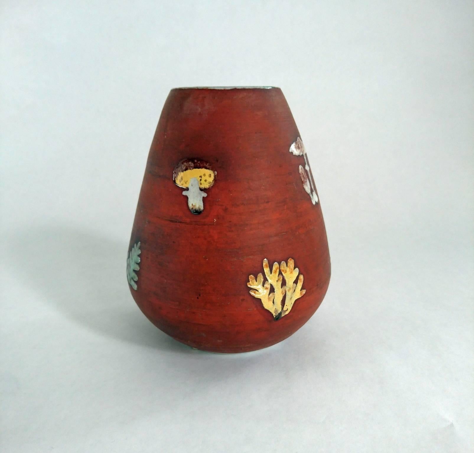 Seltene Studio-Vase mit unglasierter Oberfläche, verziert mit verschiedenen Pilzen und Farnen. Der Rand der Vase sowie der Boden sind ebenfalls glasiert. Dem österreichischen Designer Walter Bosse nicht zuzuordnen. Sie stammt eindeutig aus der Mitte